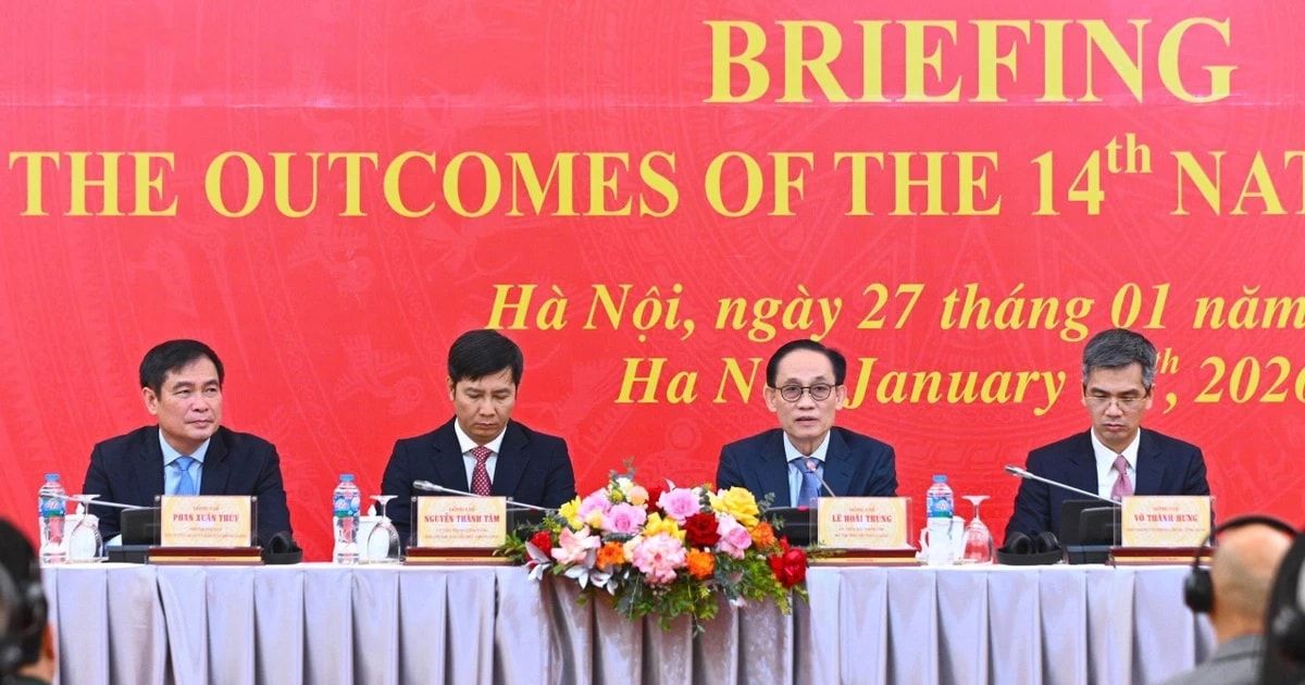 Các đại biểu chủ trì buổi Thông báo về kết quả Đại hội XIV của Đảng. (Ảnh: Việt Đức/TTXVN)