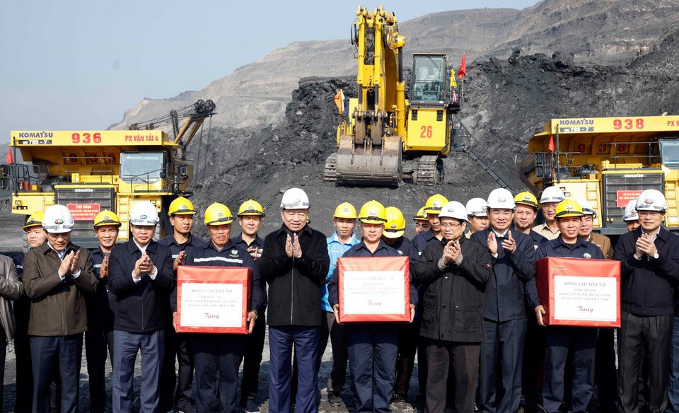 tong-bi-thu-to-lam-gap-mat-chuc-tet-cong-nhan-nganh-than-tai-quang-ninh-8553607-4(1).jpg