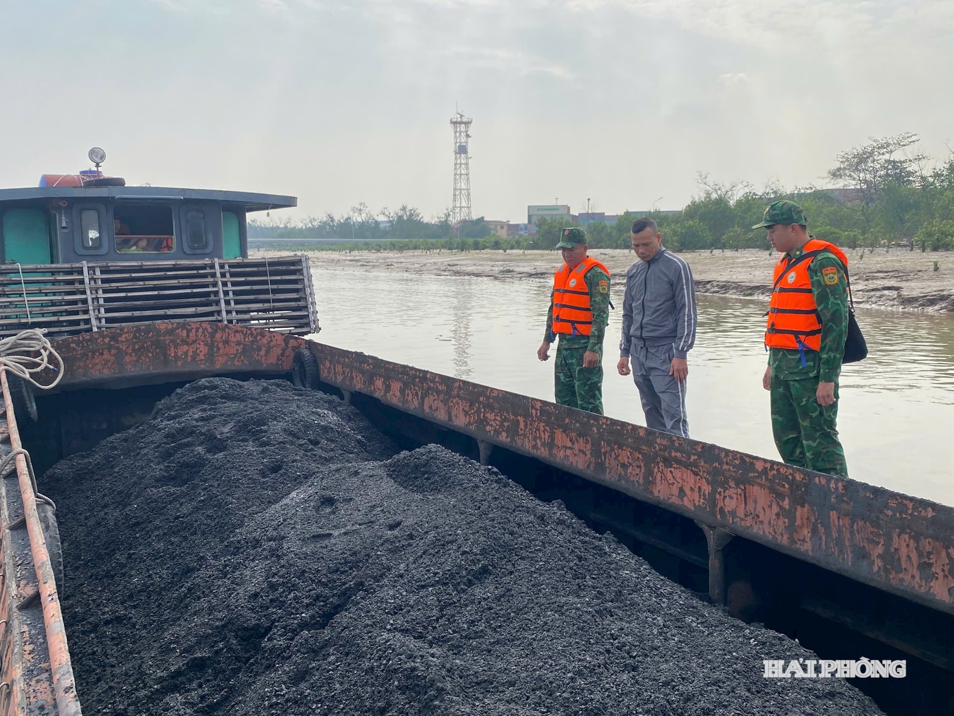 Tổ công tác của đơn vị kiểm tra số hàng hoá trên tàu
