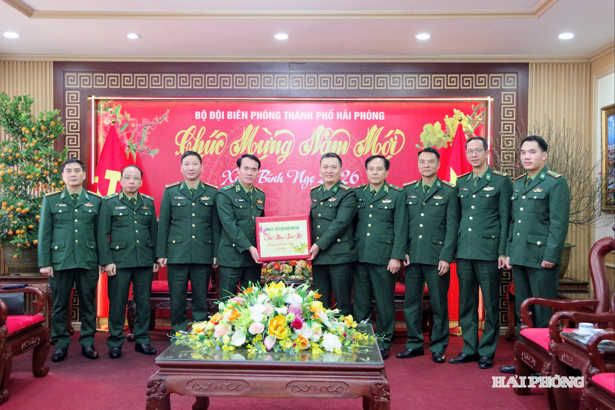Trung tướng Vũ Trung Kiên, Ủy viên Trung ương Đảng, Tư lệnh Bộ đội Biên phòng thay mặt Đảng ủy, Bộ Tư lệnh Bộ đội Biên phòng tặng quà cho cán bộ, chiến sỹ Bộ đội Biên phòng thành phố nhân dịp Tết Nguyên đán Bính Ngọ 2026
