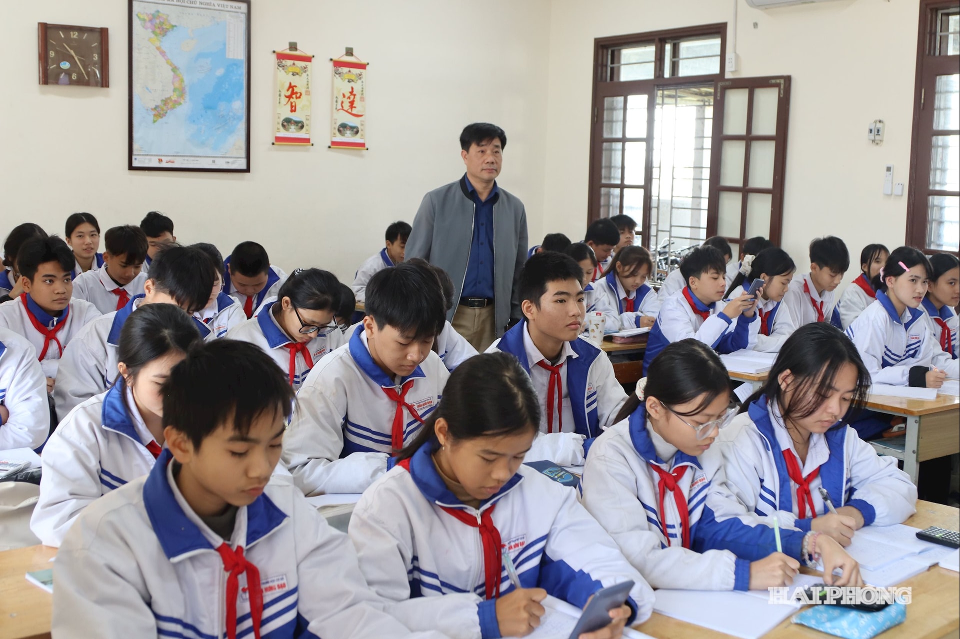 Biết môn thi thứ 3 giúp thầy, trò Trường THCS Trần Hưng Đạo (phường Lưu Kiếm) định hướng ôn tập trọng tâm hơn.