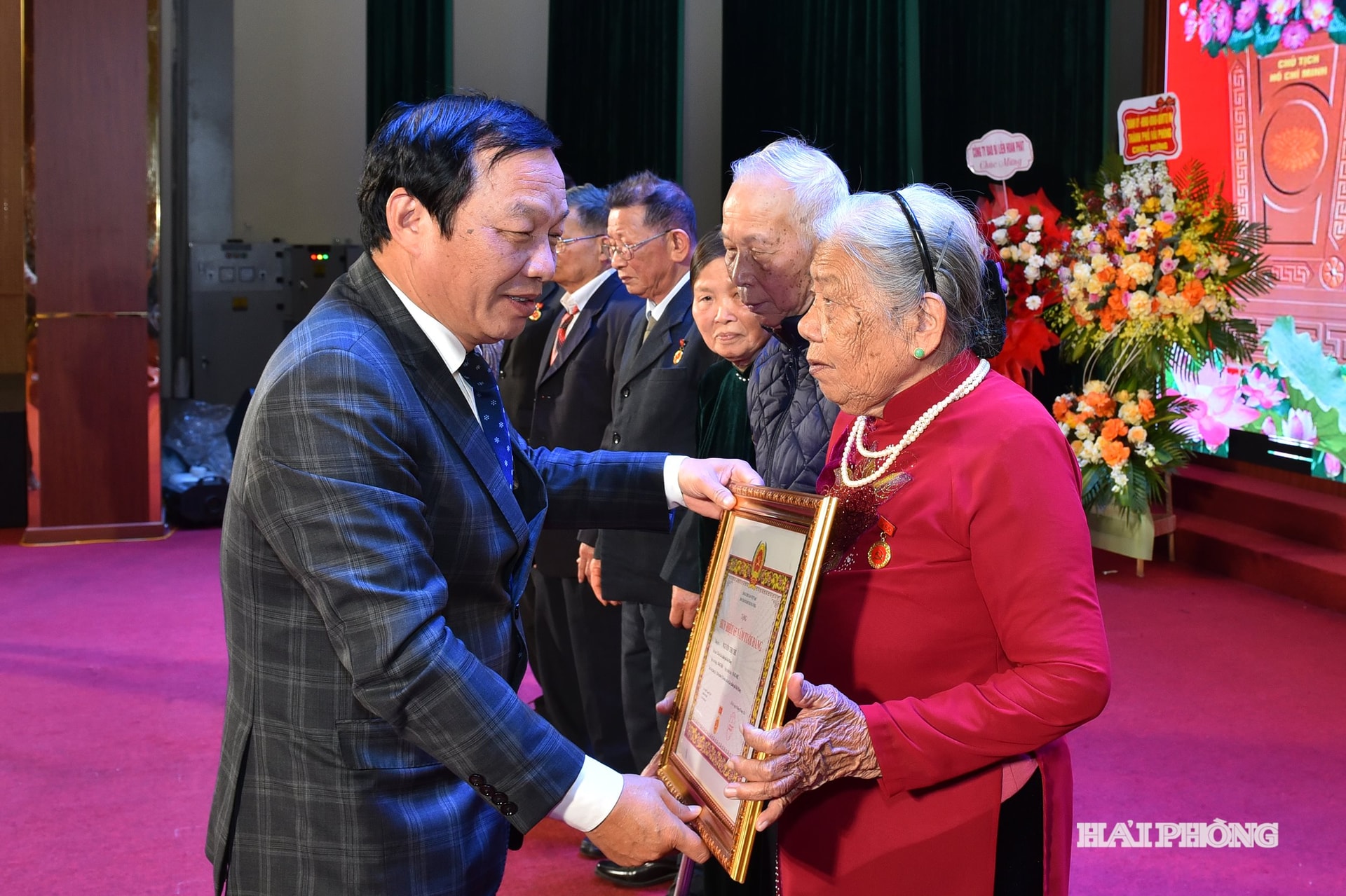 Đồng chí Lê Văn Hiệu, Phó Bí thư Thành uỷ, Chủ tịch HĐND thành phố trao Huy hiệu Đảng đợt 3/2 tặng các đảng viên trên địa bàn xã An Lão.