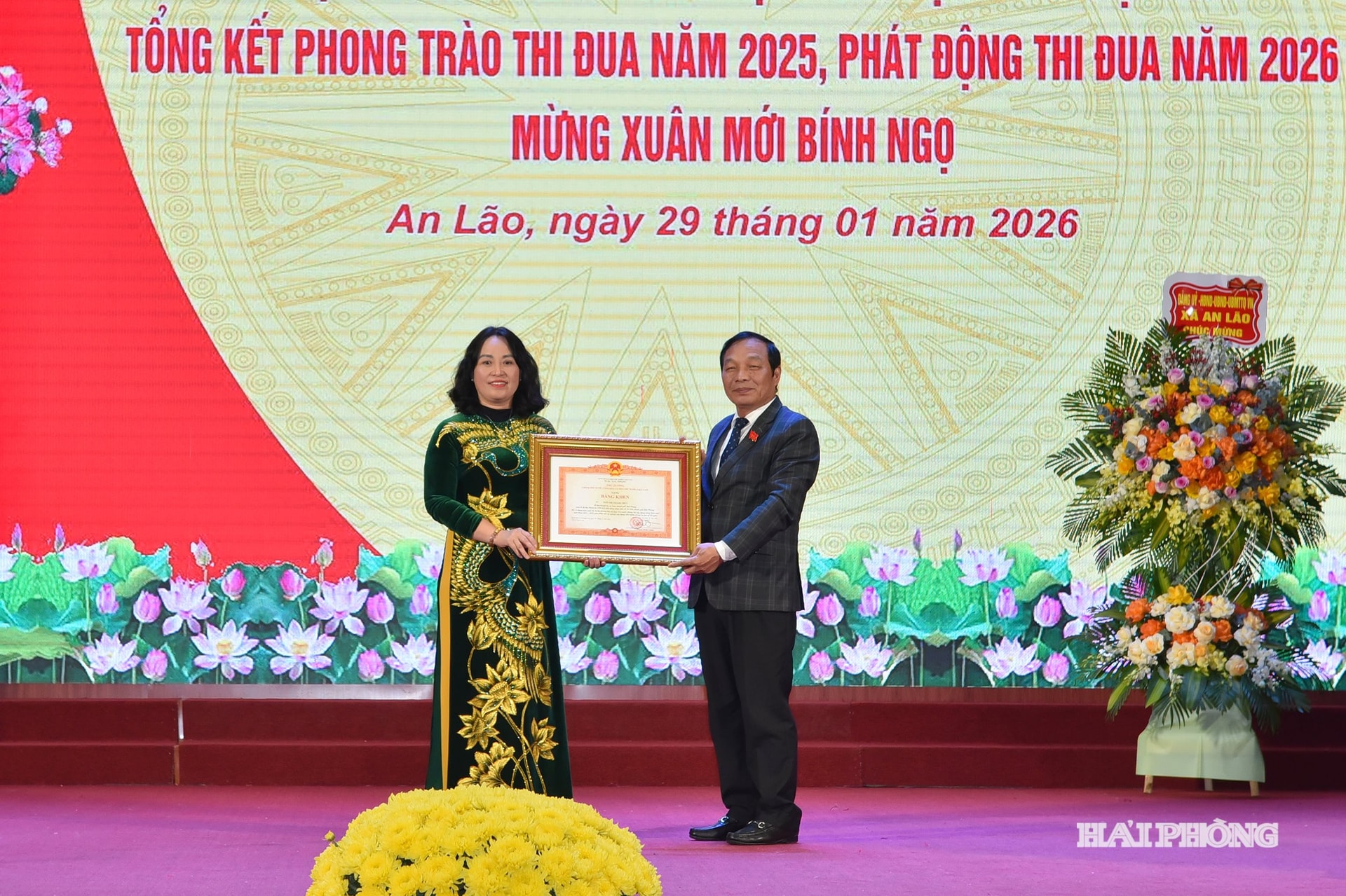 Đồng chí Lê Văn Hiệu, Phó Bí thư Thành uỷ, Chủ tịch HĐND thành phố trao bằng khen của Thủ tướng Chính phủ tặng cá nhân có thành tích xuất sắc.