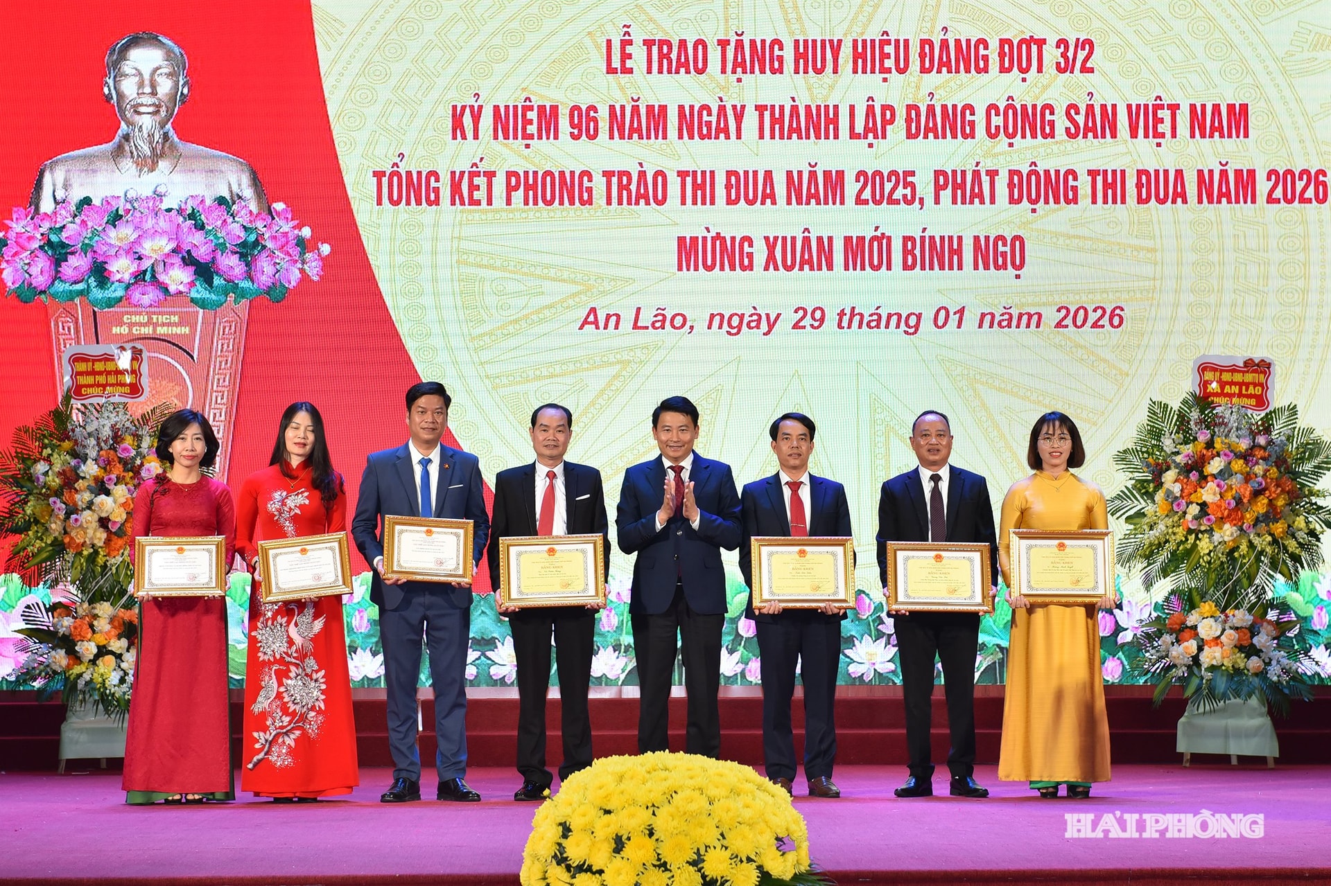 Đồng chí Nguyễn Cao Lân, Trưởng Ban Văn hóa – Xã hội HĐND thành phố trao bằng khen của Chủ tịch UBND thành phố tặng các cá nhân có thành tích xuất sắc.