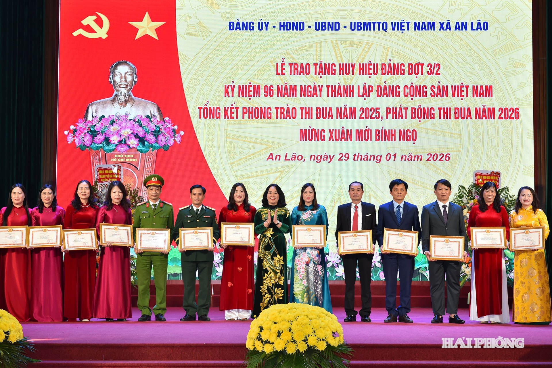 Lãnh đạo xã An Lão giấy khen tặng các tập thể và cá nhân có thành tích xuất sắc.