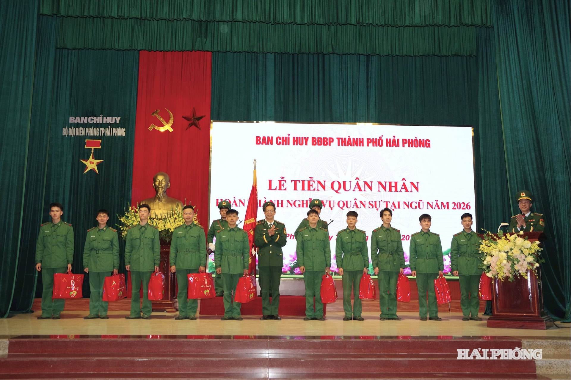 Đại tá Nguyễn Đức Hạnh, Phó Chỉ huy trưởng – Tham mưu trưởng Bộ đội Biên phòng thành phố trao quà cho các chiến sĩ xuất ngũ trở về địa phương
