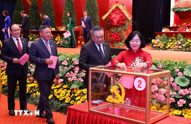 Đại biểu bỏ phiếu bầu Ban Chấp hành Đảng bộ Thành phố Hà Nội khóa XVIII, nhiệm kỳ 2025-2030. (Ảnh: Văn Điệp/TTXVN) ttxvn-dai-hoi-22.jpg