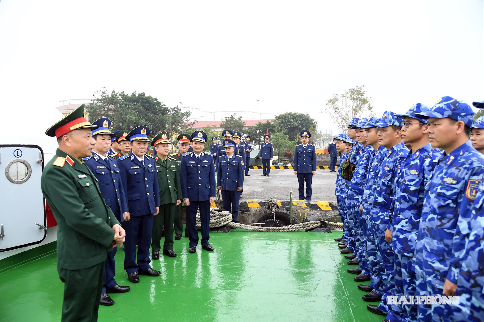 Thượng tướng Lê Quang Minh động viên cán bộ, chiến sĩ tàu CSB 2007, Hải đội 112, Hải đoàn 11