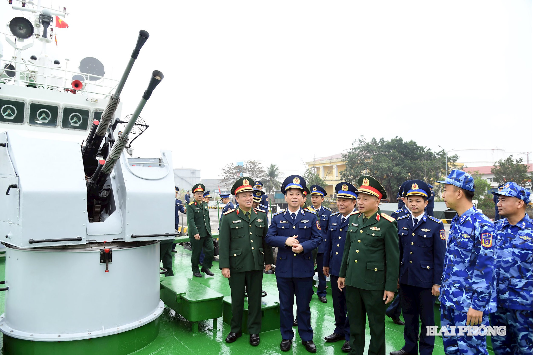 Thượng tướng Lê Quang Minh kiểm tra công tác SSCĐ tại các tàu thuộc Hải đội 112, Hải đoàn 11