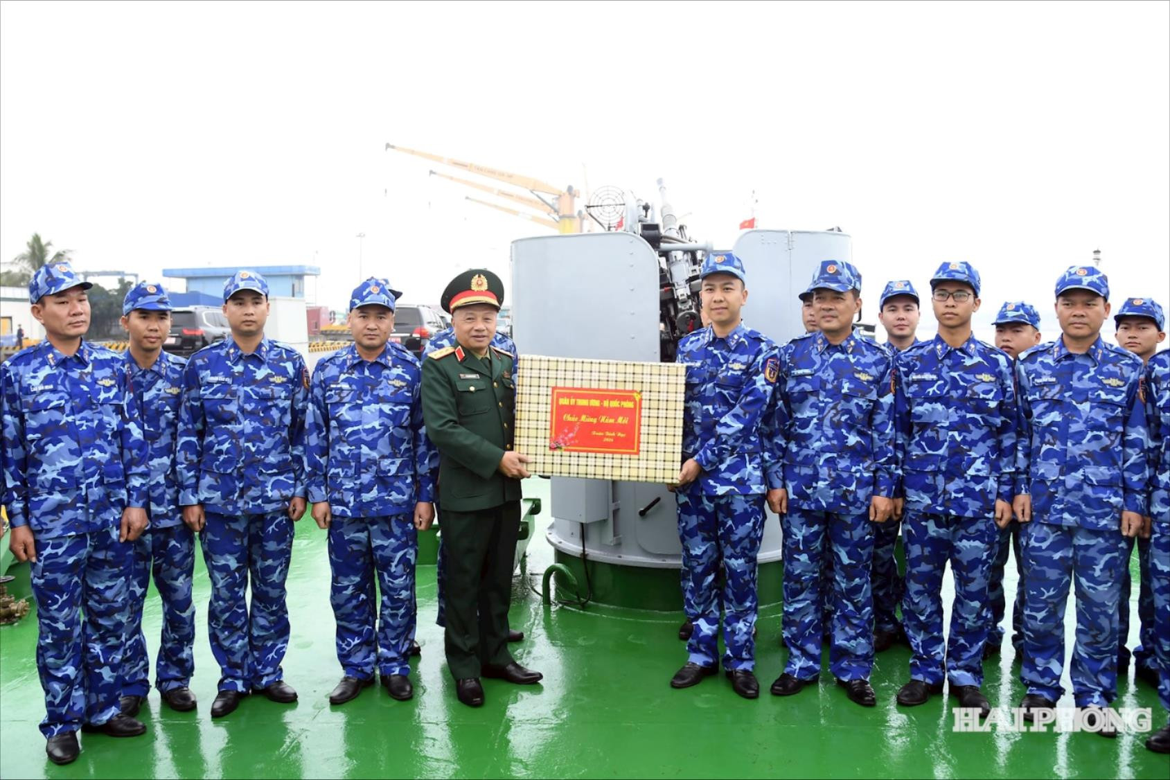 thuong-tuong-le-quang-minh-tang-qua-tet-cho-can-bo-chien-si-tau-csb-2007-hai-doi-112-hai-doan-11(1).jpg