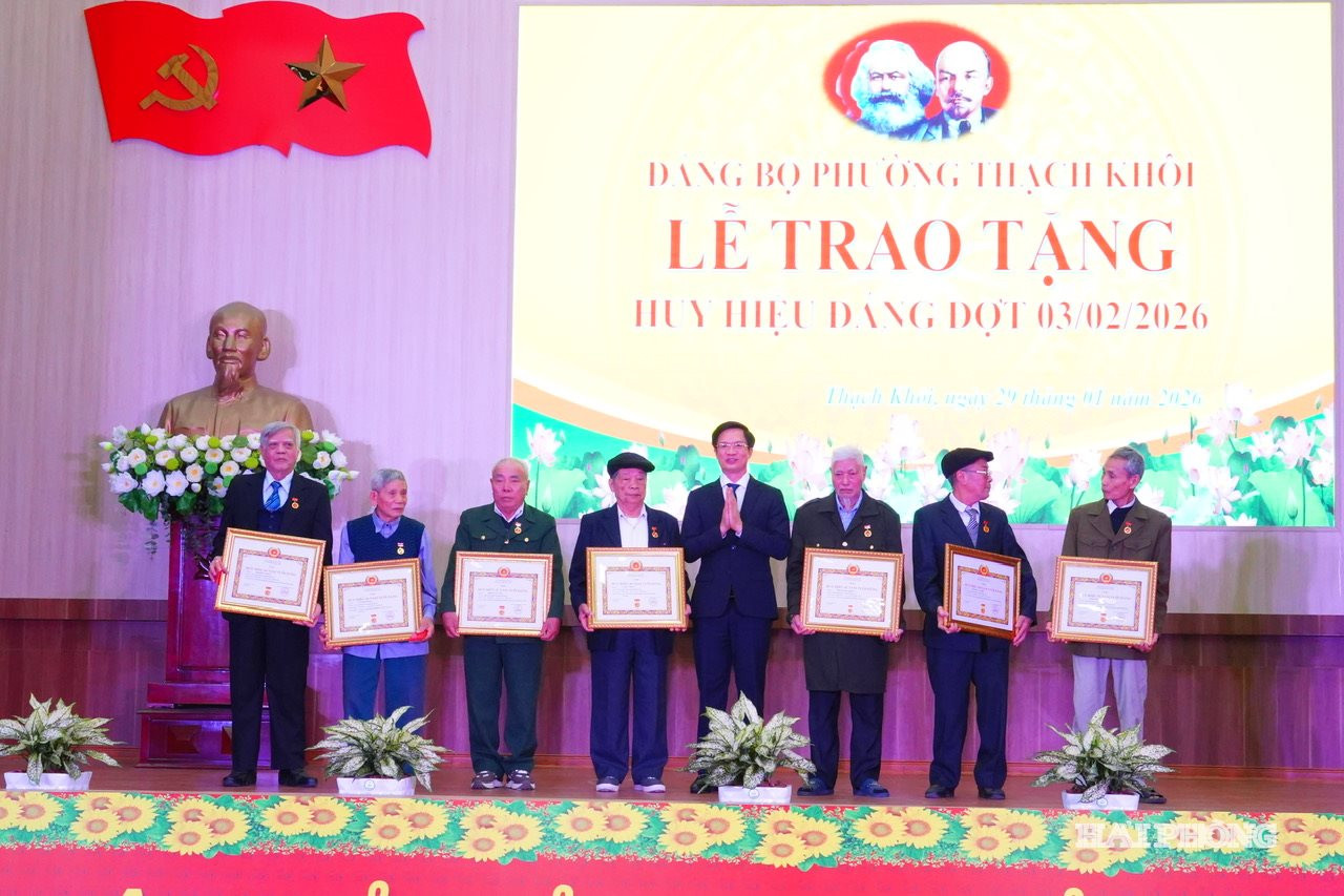 trao-huy-hieu-dang(1).jpg