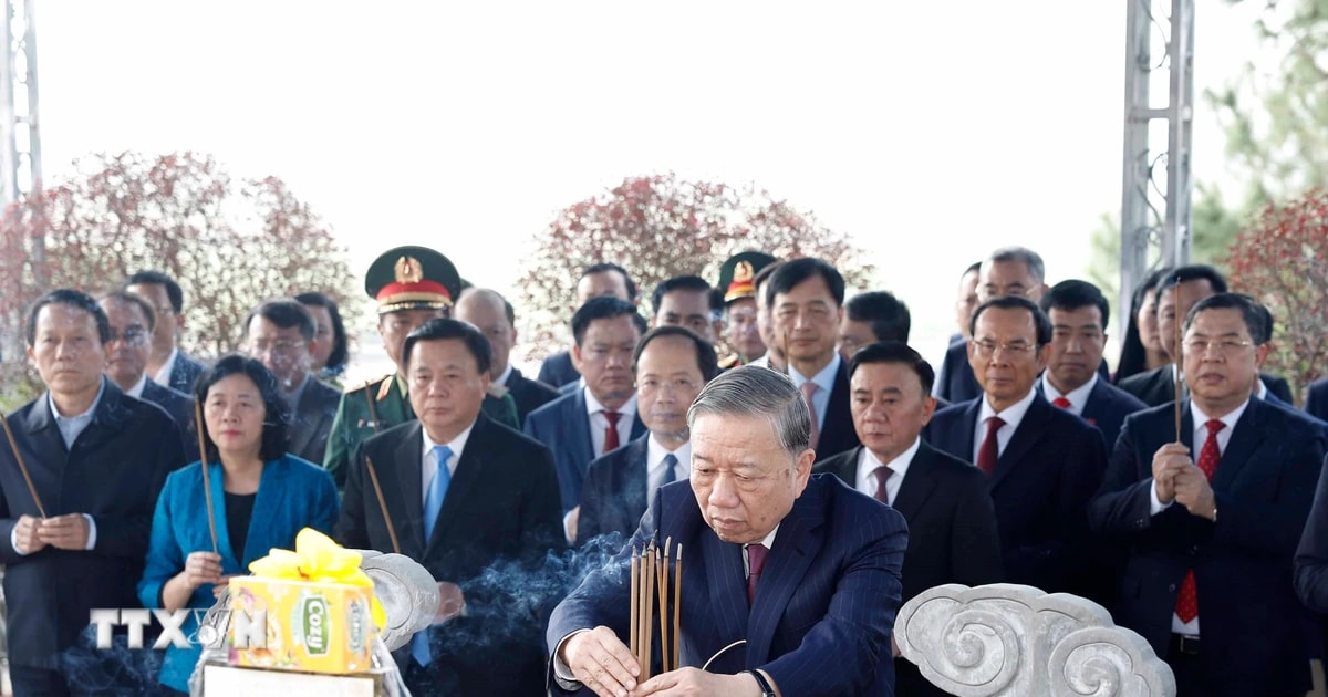 Tổng Bí thư Tô Lâm và đoàn công tác Trung ương dâng hoa, dâng hương tưởng niệm Tổng Bí thư Trần Phú tại Hà Tĩnh. (Ảnh: Thống Nhất/TTXVN)