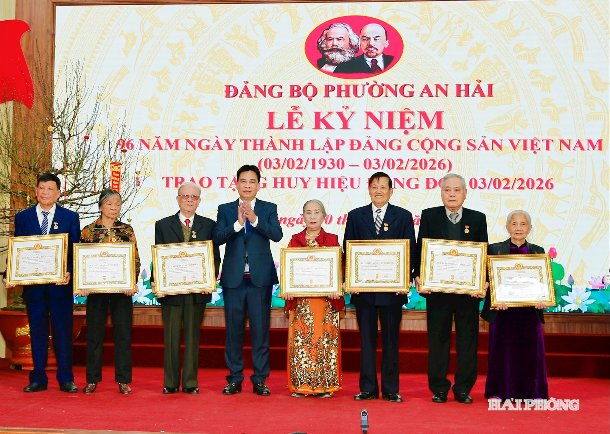 Lãnh đạo Đảng ủy phường An Hải trao huy hiệu Đảng tặng các Đảng viên.