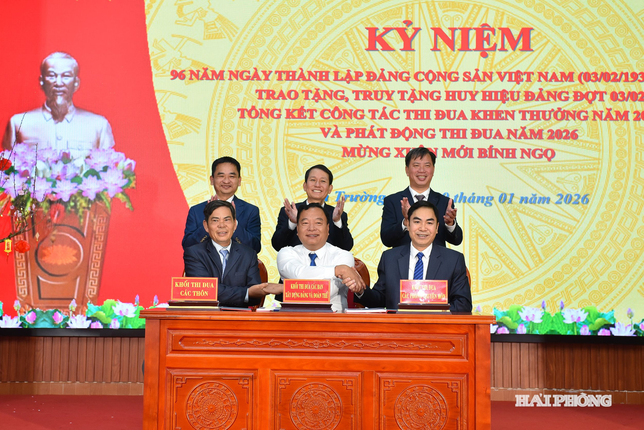 Đại diện các đơn vị ký kết giao ước thi đua năm 2026.