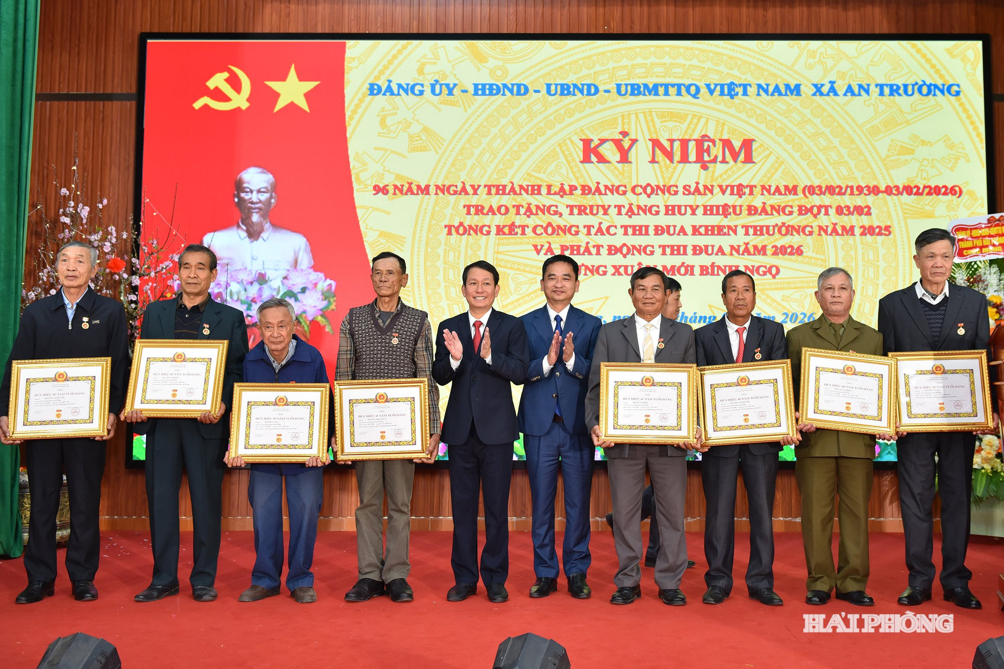 Lãnh đạo xã An Trường trao Huy hiệu Đảng đợt 3/2 tặng các đảng viên trên địa bàn.