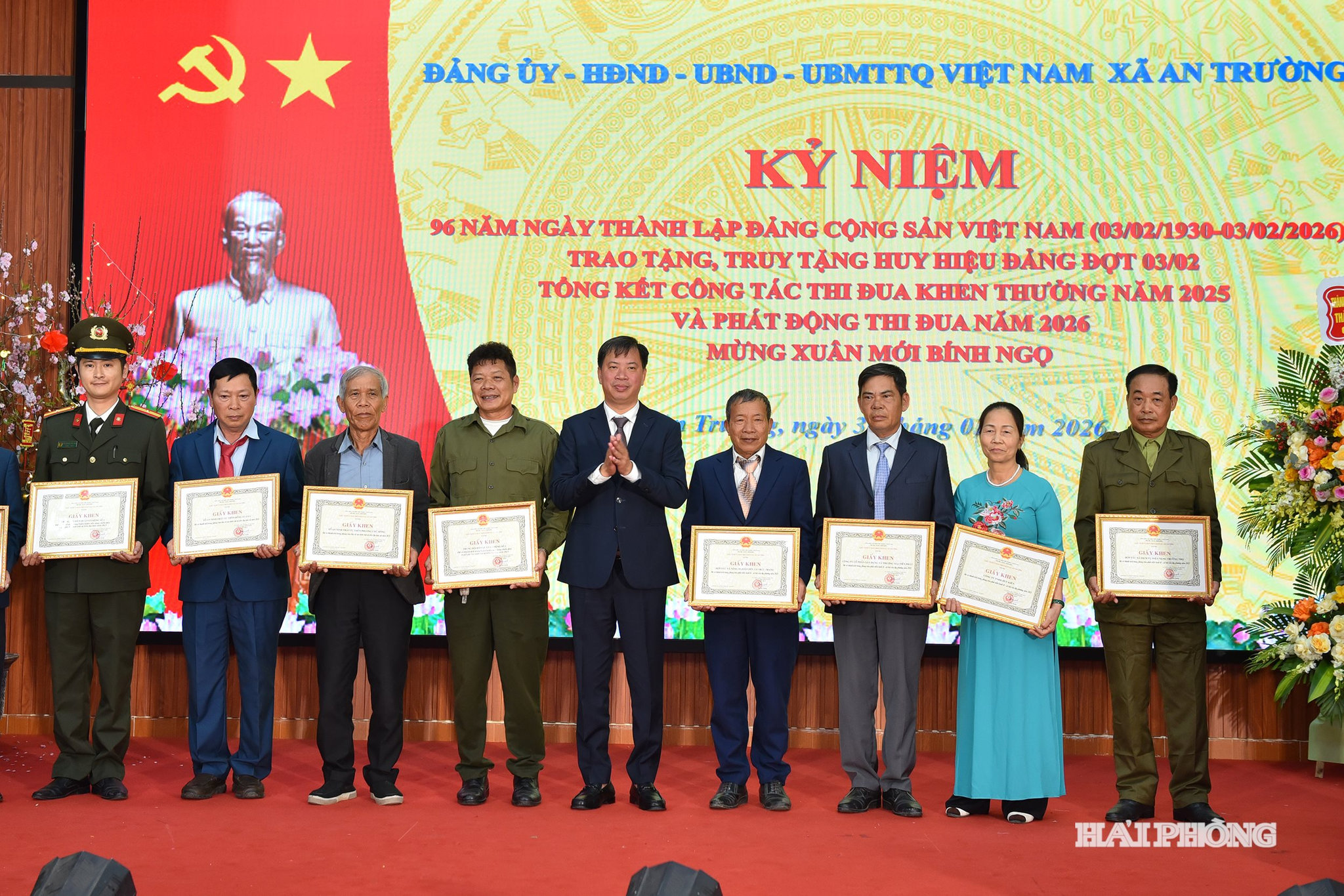 Lãnh đạo xã An Trường trao giấy khen tặng các tập thể và cá nhân có thành tích xuất sắc.