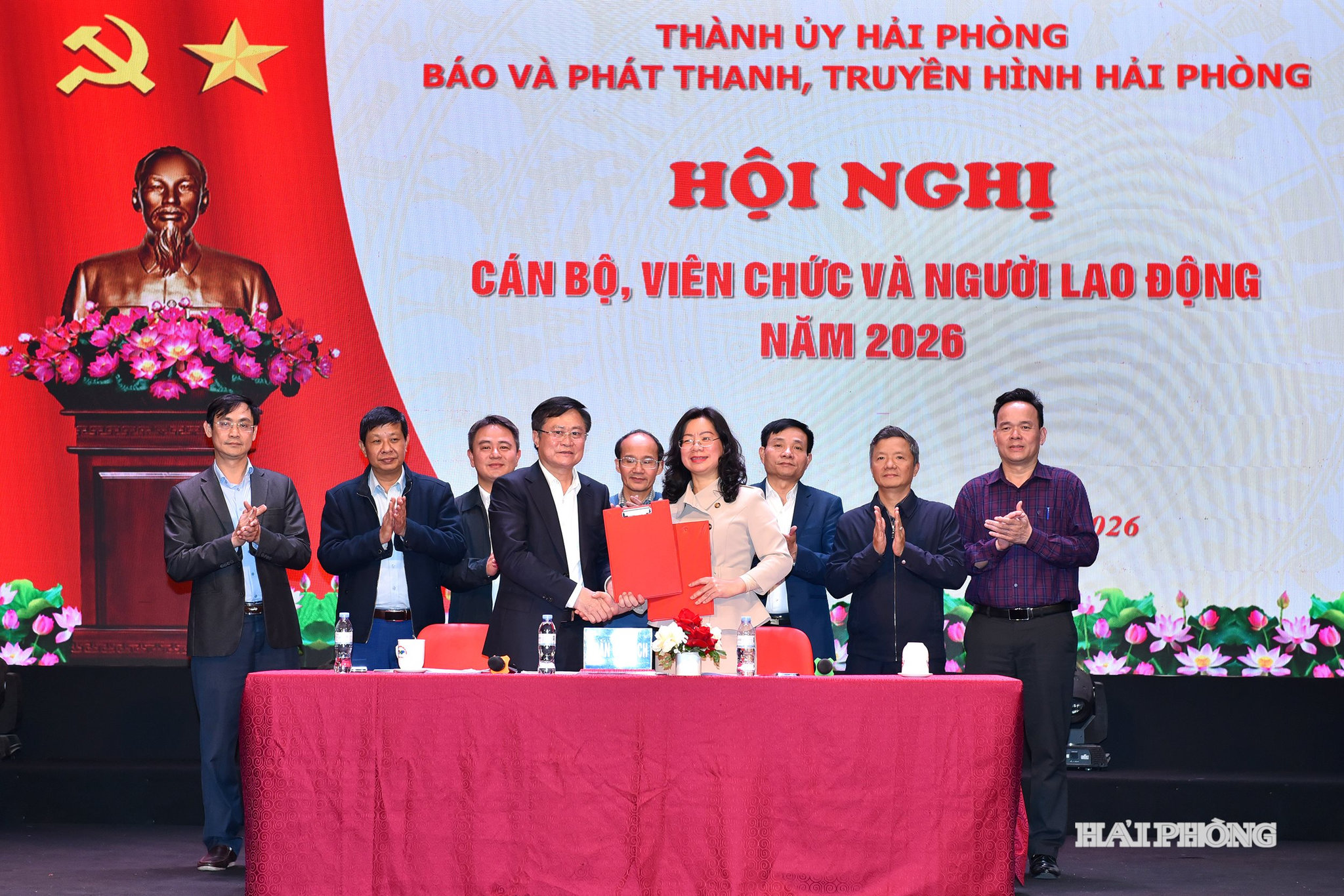 Các đơn vị ký kết giao ước thi đua.