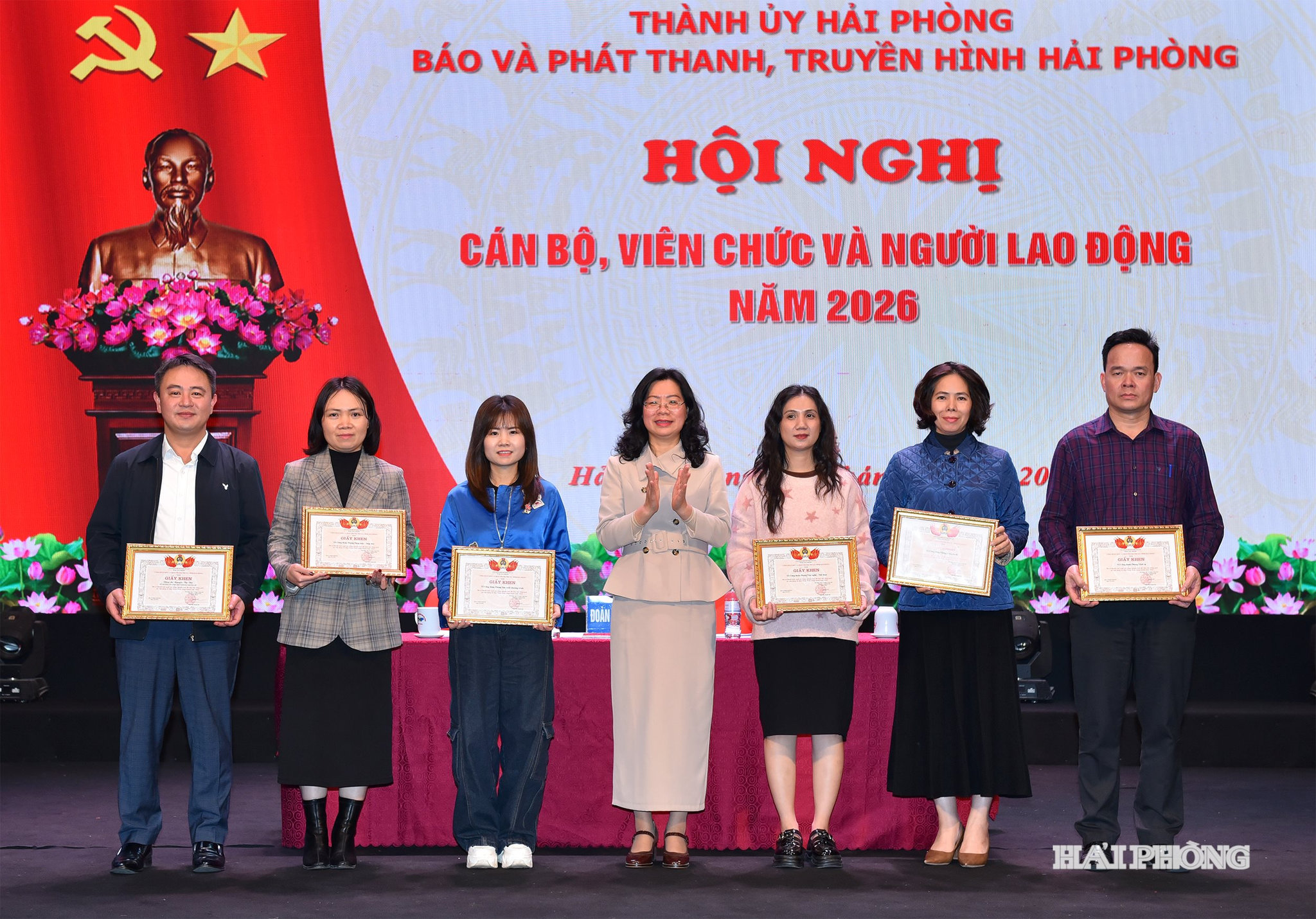 Lãnh đạo Báo và Phát thanh truyền hình Hải Phòng trao giấy khen tặng các tập thể và cá nhân có thành tích xuất sắc.