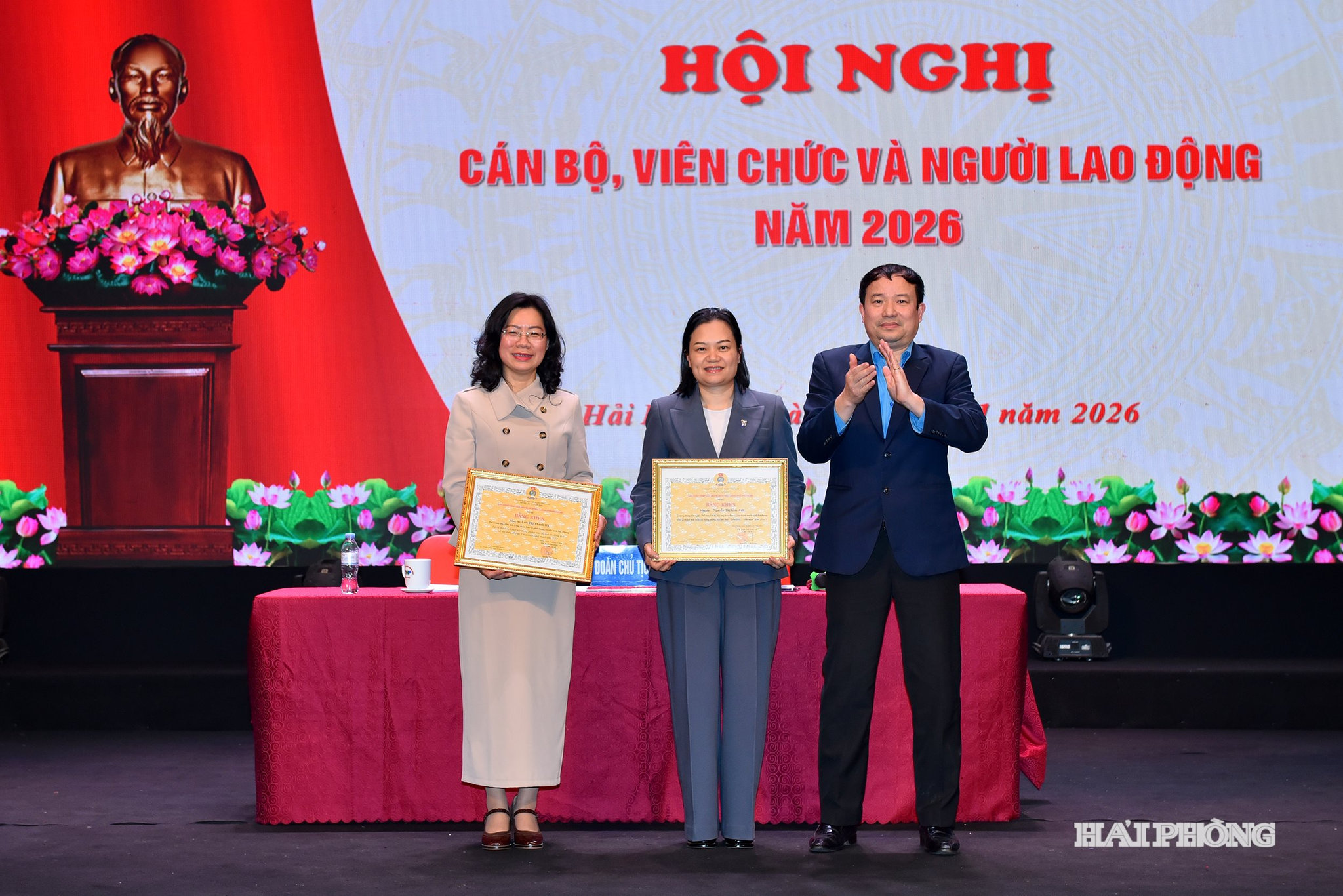 Đồng chí Nguyễn Anh Tuân, Chủ tịch Liên đoàn Lao động thành phố trao bằng khen tặng các tập thể và cá nhân có thành tích xuất sắc.