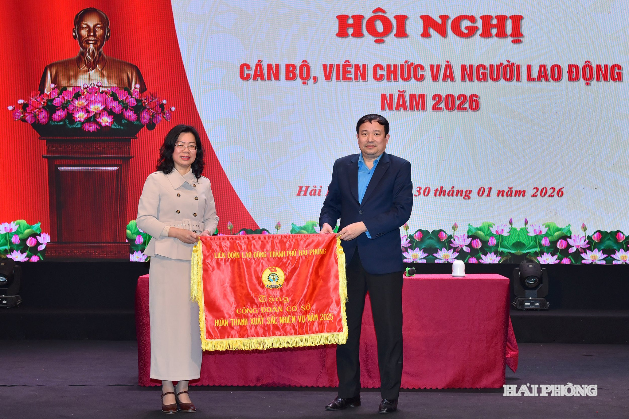 Đồng chí Nguyễn Anh Tuân, Chủ tịch Liên đoàn Lao động thành phố trao cờ thi đua tặng công đoàn Báo và Phát thanh truyền hình Hải Phòng.