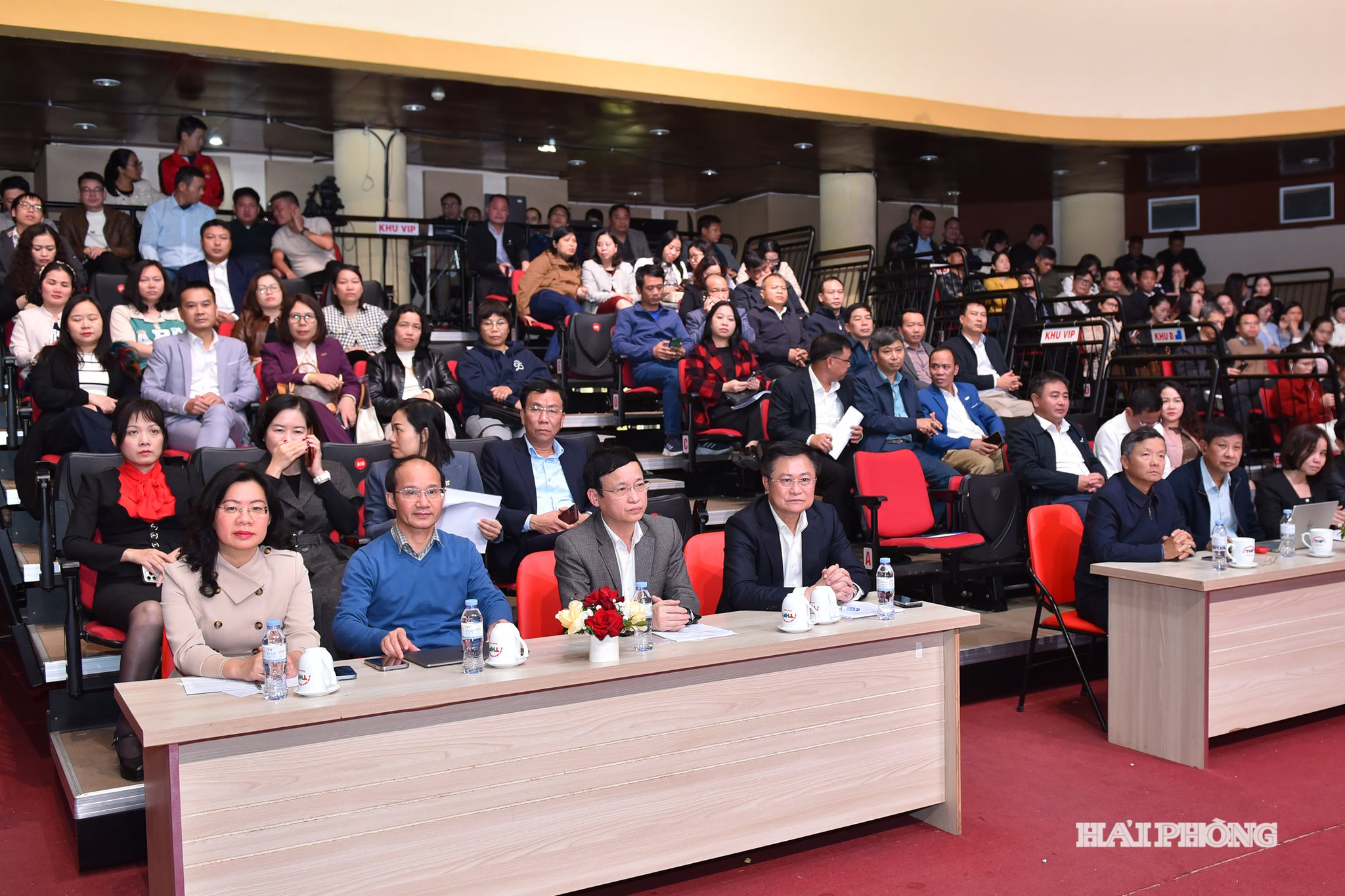 Các đại biểu dự hội nghị.