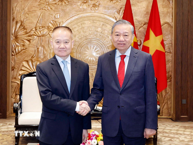Tổng Bí thư Tô Lâm tiếp đồng chí Lưu Hải Tinh, Ủy viên Trung ương Đảng, Trưởng Ban Liên lạc Đối ngoại Trung ương Đảng Cộng sản Trung Quốc, Đặc phái viên của Tổng Bí thư, Chủ tịch nước Trung Quốc Tập Cận Bình. (Ảnh: Thống Nhất/TTXVN) ttxvn-tong-bi-thu-to-lam-tiep-truong-ban-lien-lac-doi-ngoai-trung-uong-dang-cong-san-trung-quoc-1-resize.jpg