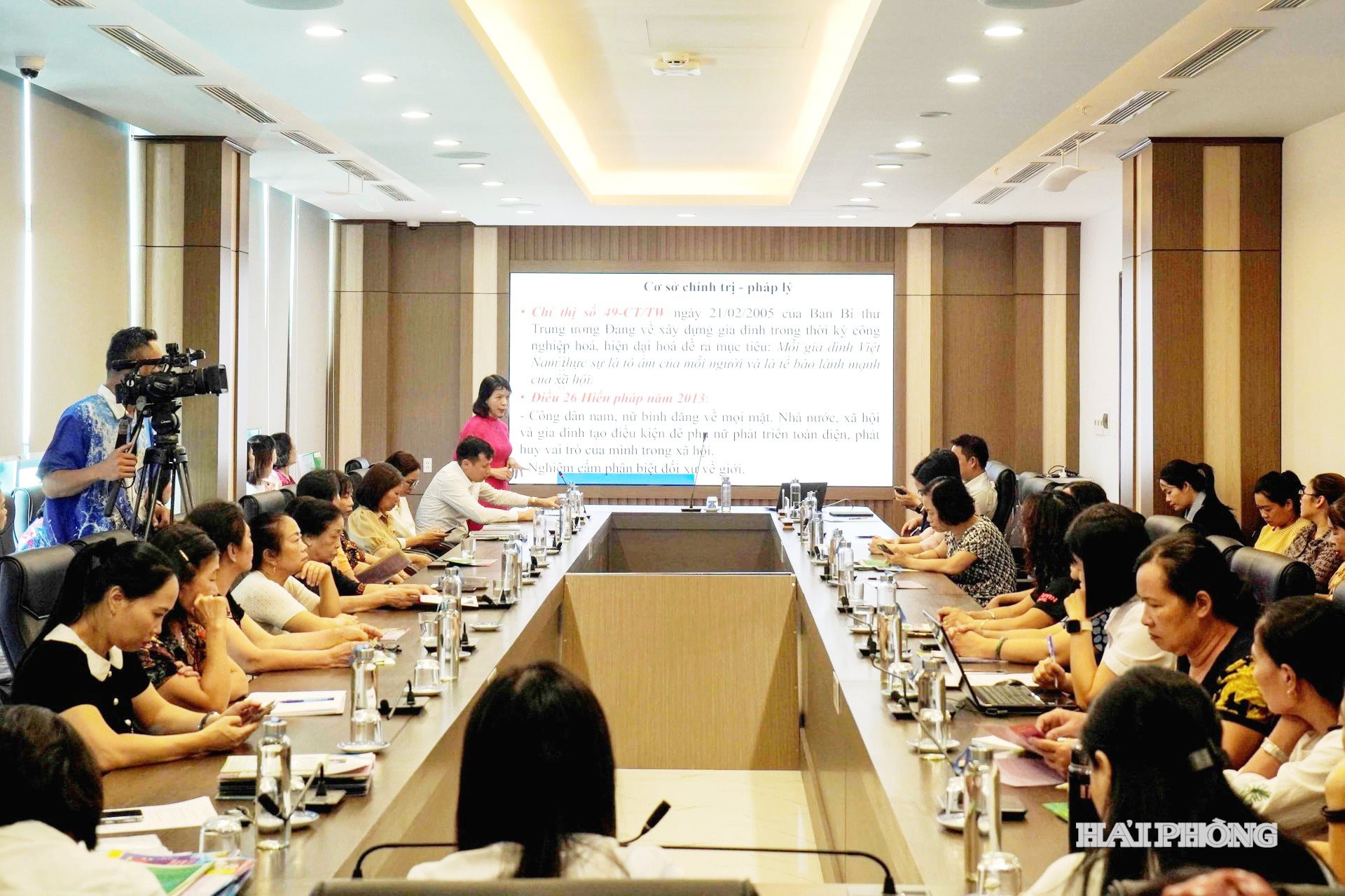 Chuyên viên Sở Tư pháp tuyên truyền Luật Phòng chống bạo lực gia đình tại phường Ngô Quyền.
