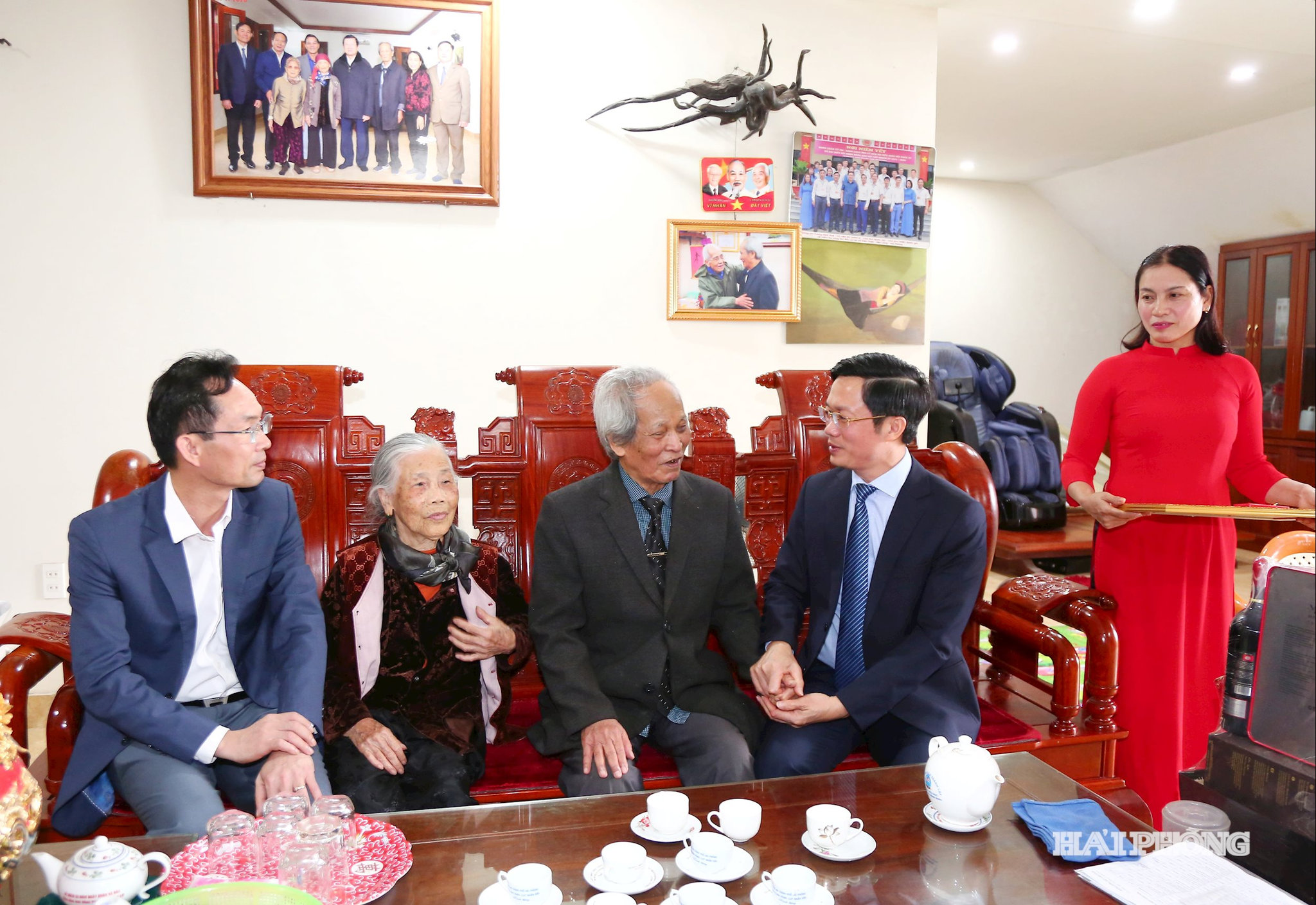 Đồng chí Phạm Văn Lập, phó Bí thư Thành ủy, Chủ tịch MTTQ Việt Nam thành phố trao Huy hiệu 65 năm tuổi Đảng tặng đảng viên Nguyễn Trọng Phịu, thôn Liên Hào, xã Tân Minh