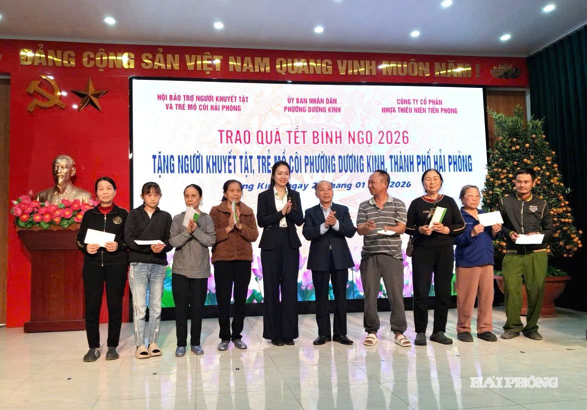 Đại diện Công ty CP Nhựa Thiếu niên Tiền Phong, lãnh đạo Hội Bảo trợ người khuyết tật và trẻ mồ côi thành phố Hải Phòng trao quà Tết tặng người có hoàn cảnh khó khăn phường Dương Kinh.