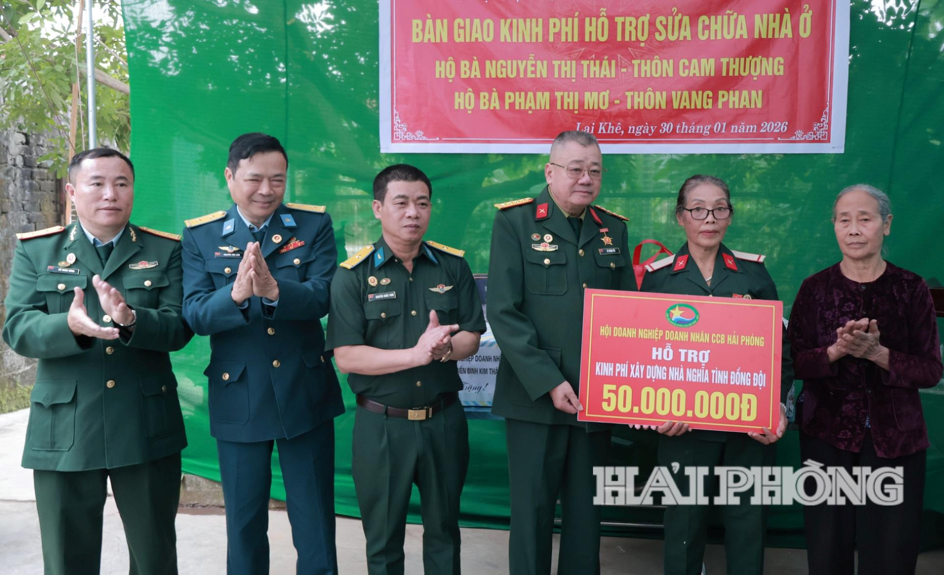 trao-nha-ho-ngheo(1).jpg