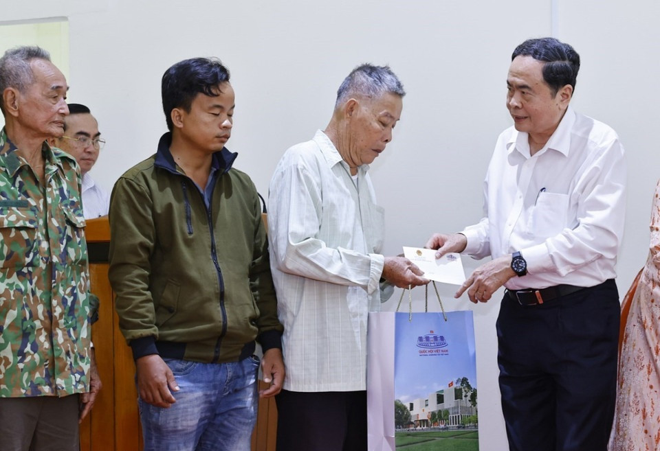 chu-tich-quoc-hoi-tang-qua-tet-gia-dinh-chinh-sach-luc-luong-vu-trang-tinh-dong-thap-8564436-3.jpg