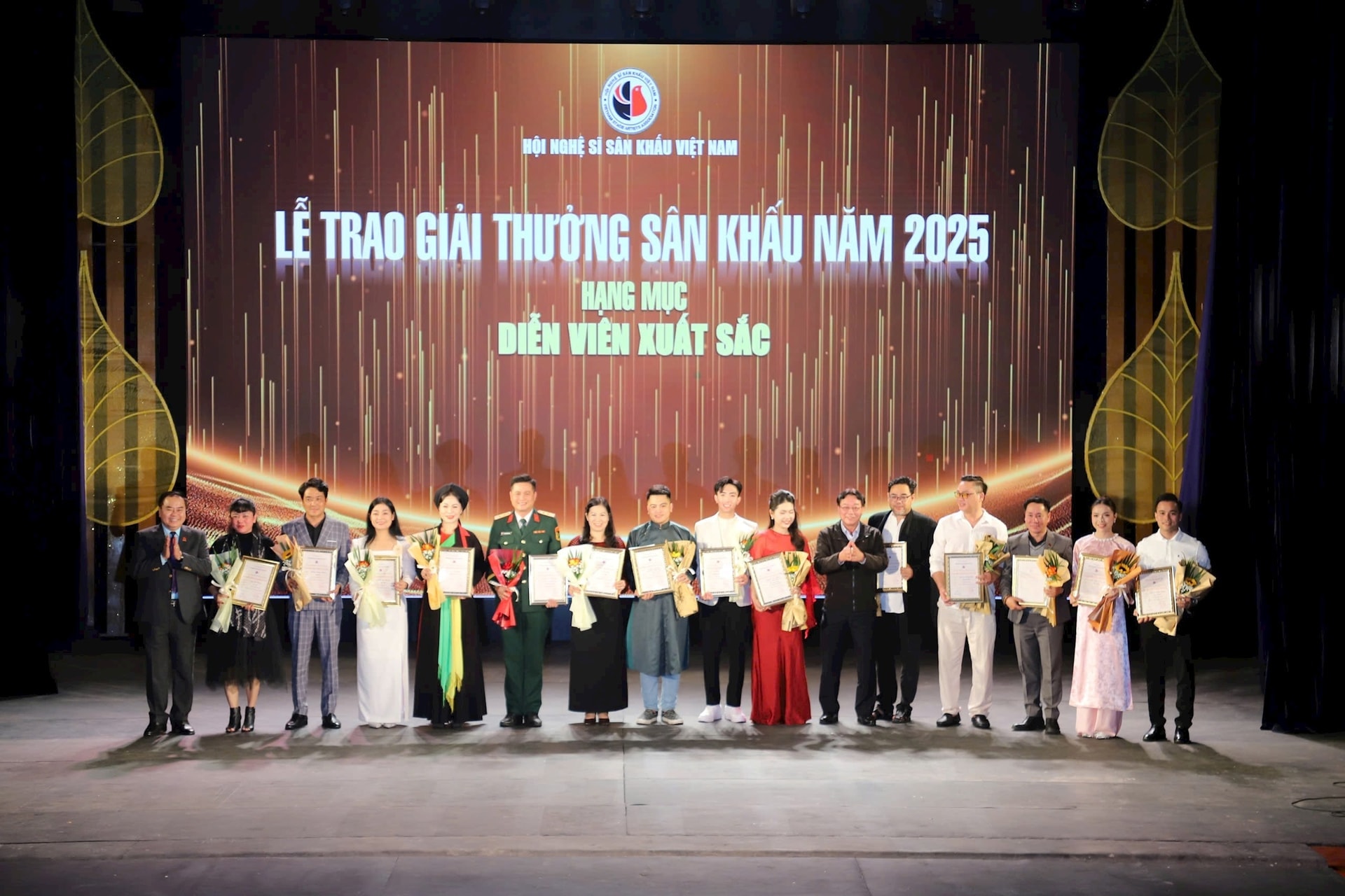giai-dien-vien-xuat-sac.jpg
