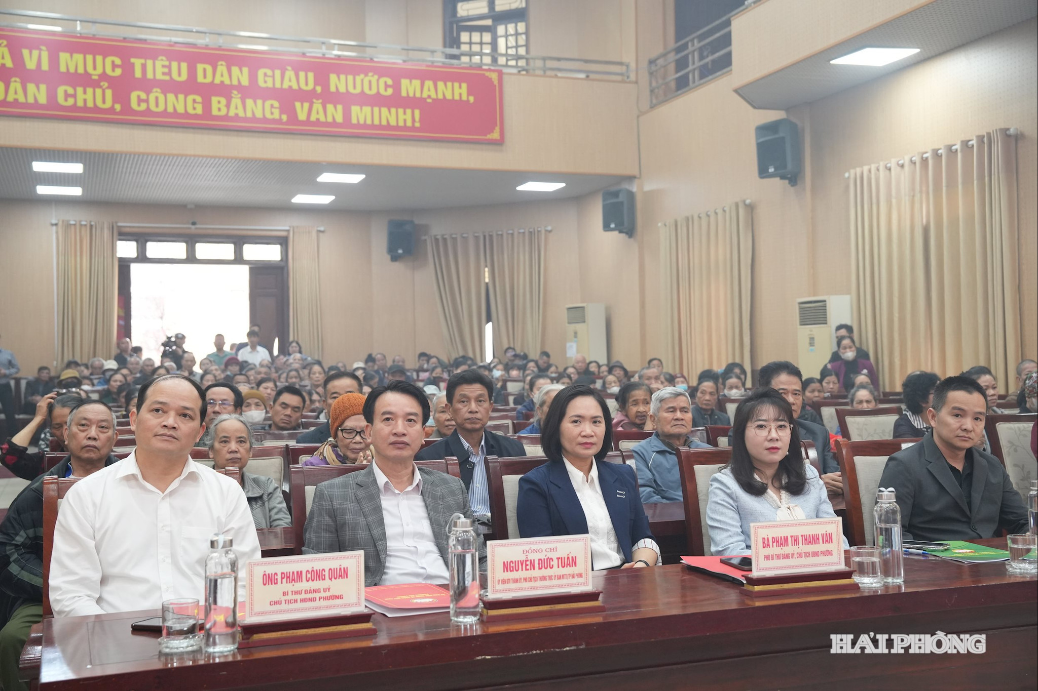 phuong-hai-duong-trao-qua-tet-1.jpg