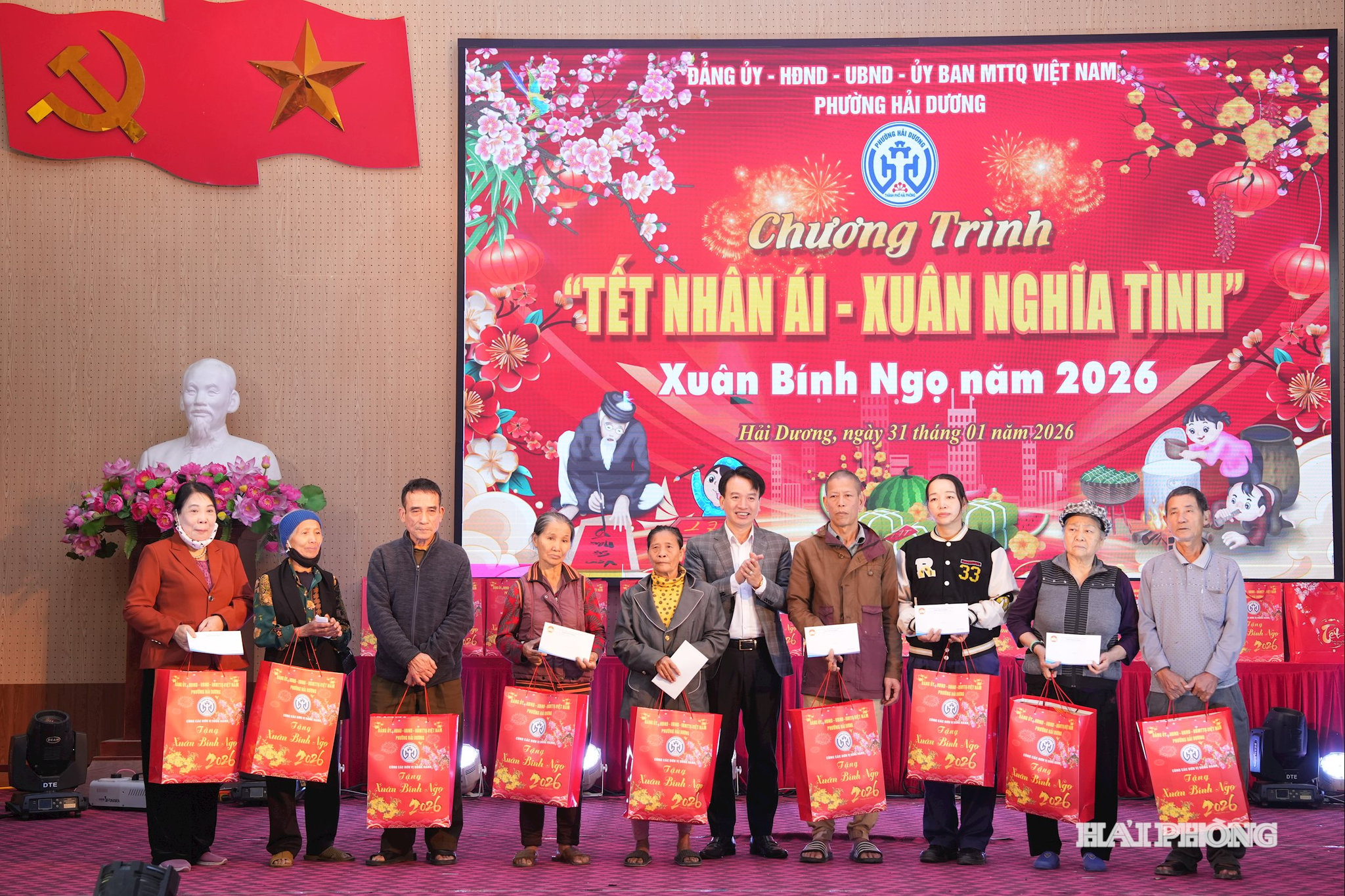 phuong-hai-duong-trao-qua-tet-4.jpg