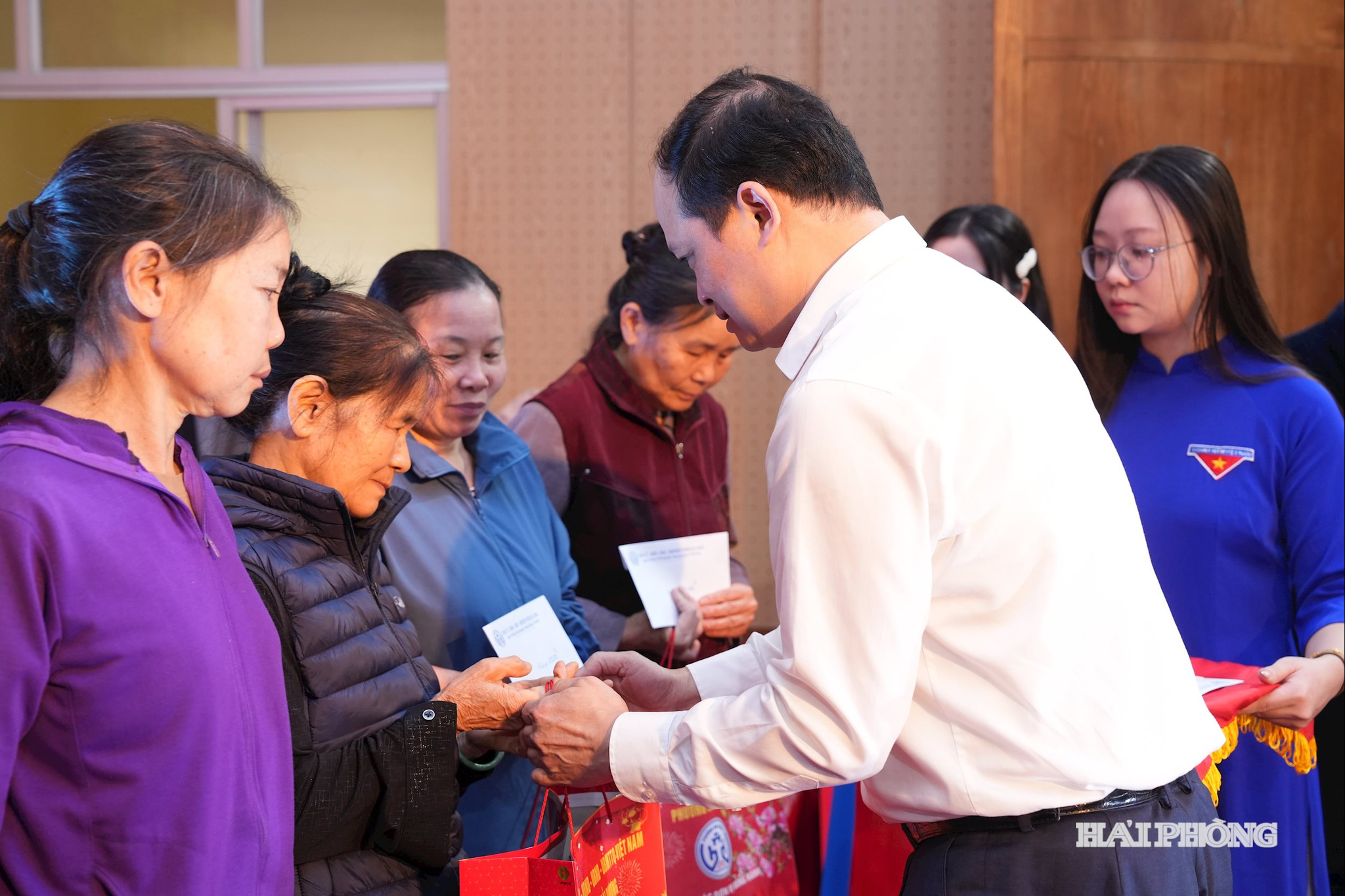 phuong-hai-duong-trao-qua-tet-5.jpg