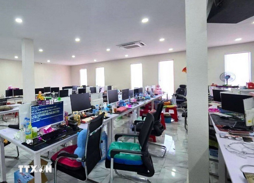 Một tòa nhà được dùng cho hoạt động lừa đảo trực tuyến tại thành phố Poipet. (Ảnh: AKP/TTXVN phát)
