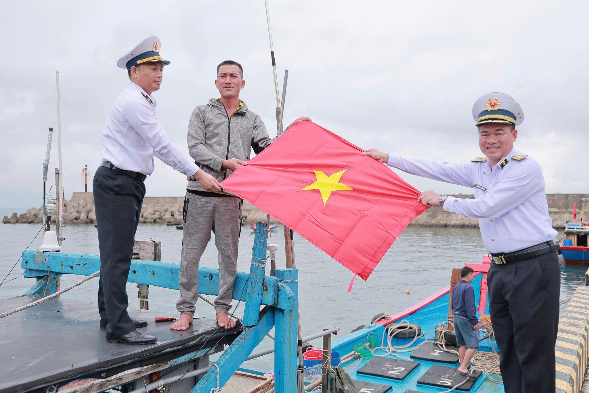 CHÍNH ỦY TÂNG QUA CHO NGU DAN