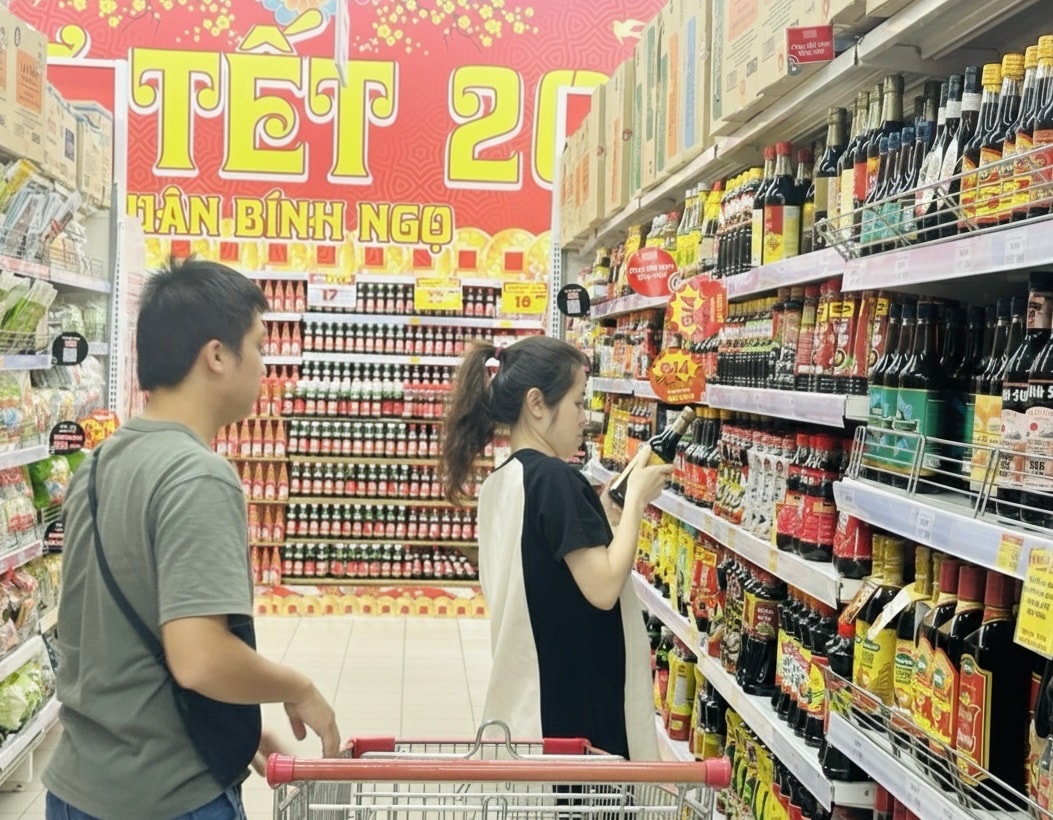 Die Waren zum Tet-Fest sind vielfältig und reichlich vorhanden und decken die Konsumbedürfnisse der Bevölkerung ab.