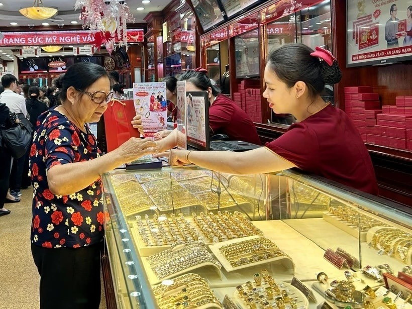Người dân cần cân nhắc trước khi mua vàng để đầu tư vào thời điểm giá vàng đang ở mức đỉnh cao mới. Ảnh: TTXVN