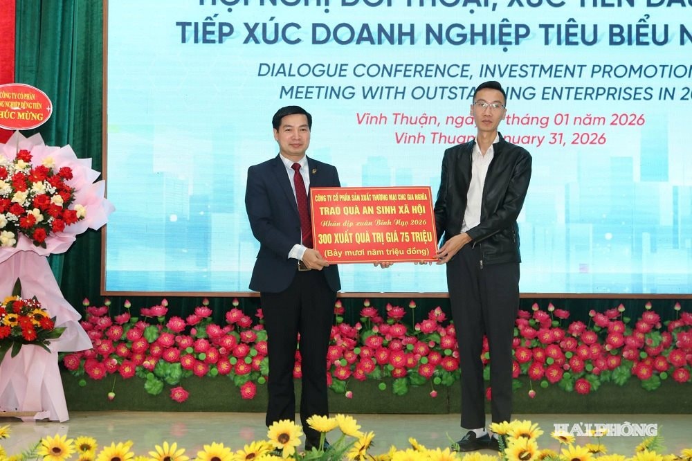 Lãnh đạo xã Vĩnh Thuận tiếp nhận kinh phí ủng hộ Quỹ an sinh xã hội địa phương