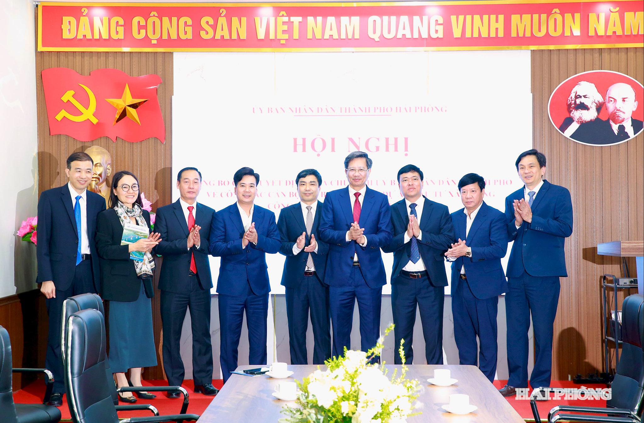 Đồng chí Lê Anh Quân, Uỷ viên Ban Thường vụ Thành uỷ, Phó chủ tịch Thường trực UBND thành phố cùng các đồng chí lãnh đạo Ban quản lý dự án đầu tư xây dựng công trình giao thông Hải Phòng.tại hội nghị.
