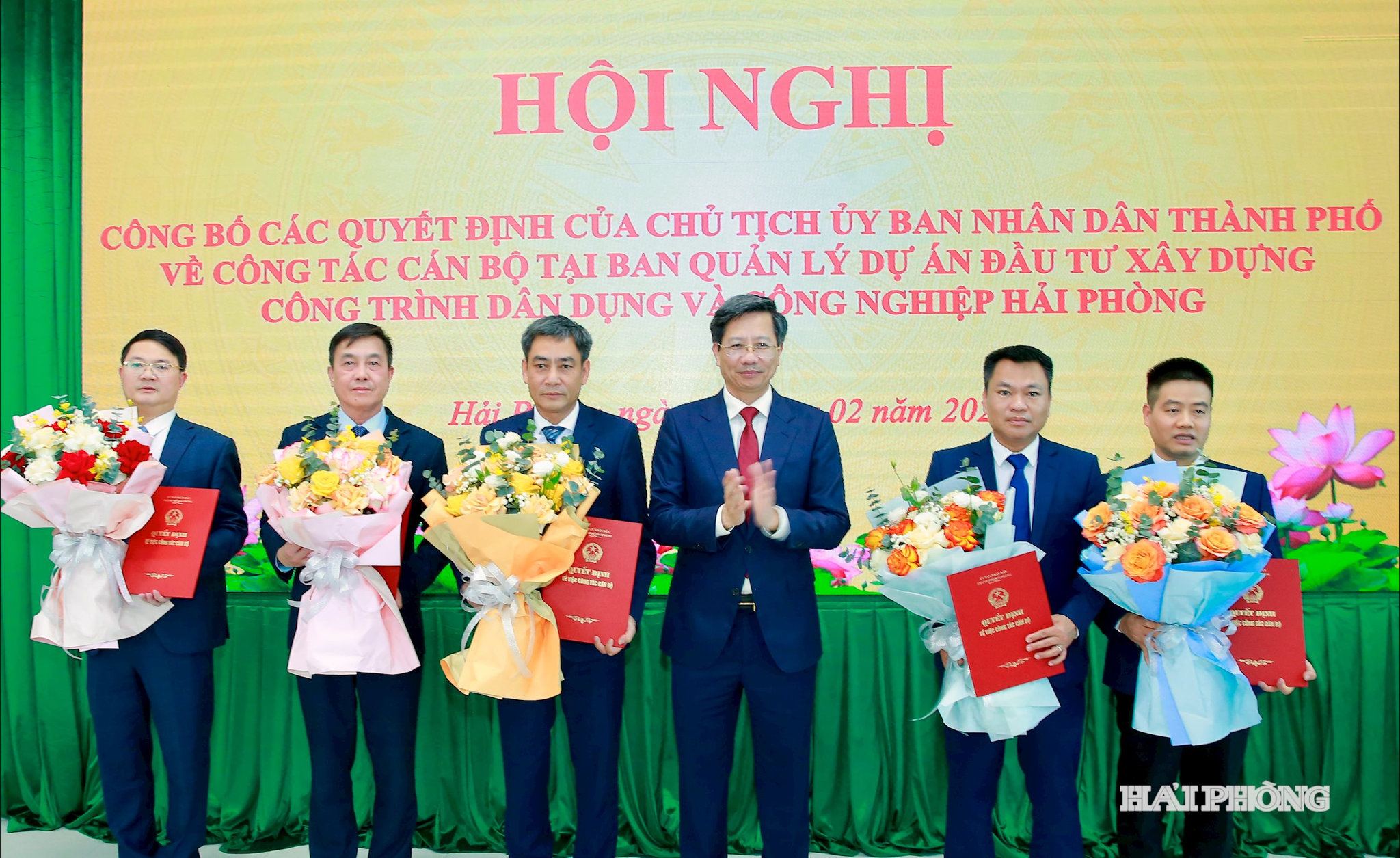 Đồng chí Lê Anh Quân, Uỷ viên Ban Thường vụ Thành uỷ, Phó chủ tịch Thường trực UBND thành phố trao các quyết định của Chủ tịch UBND thành phố về công tác cán bộ Ban quản lý dự án đầu tư xây dựng công trình dân dụng và nông nghiệp Hải Phòng