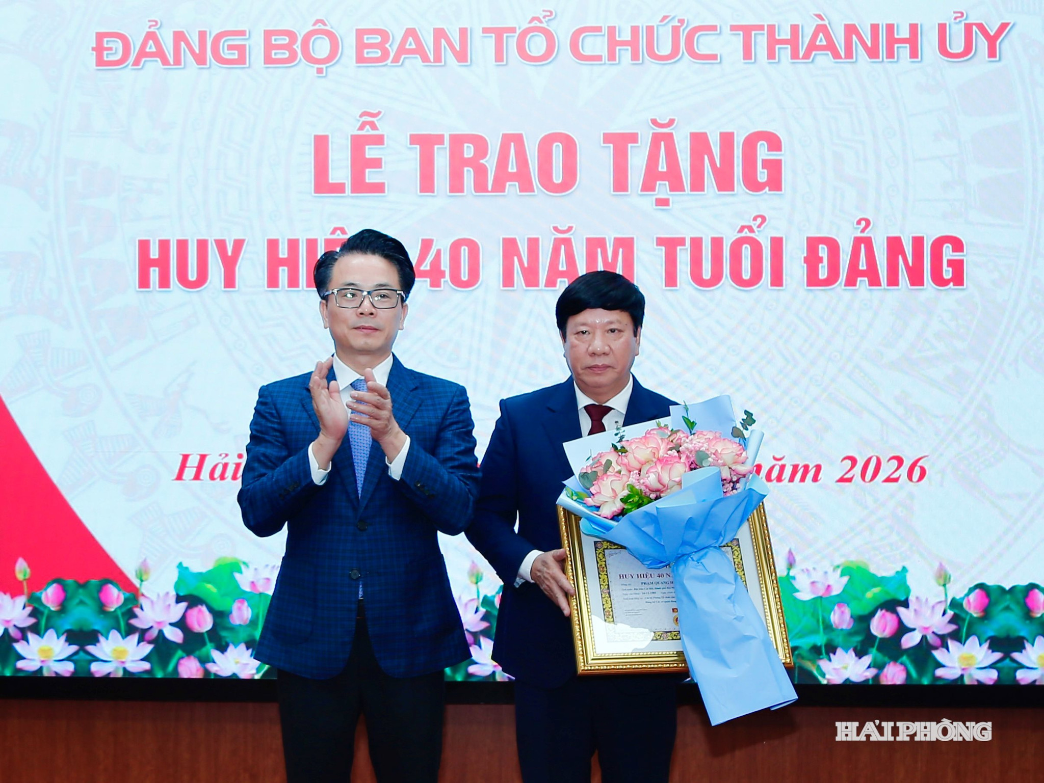 Đồng chí Lê Trí Vũ, Uỷ viên ban Thường vụ Thành ủy, Trưởng ban Tổ chức Thành ủy trao huy hiệu