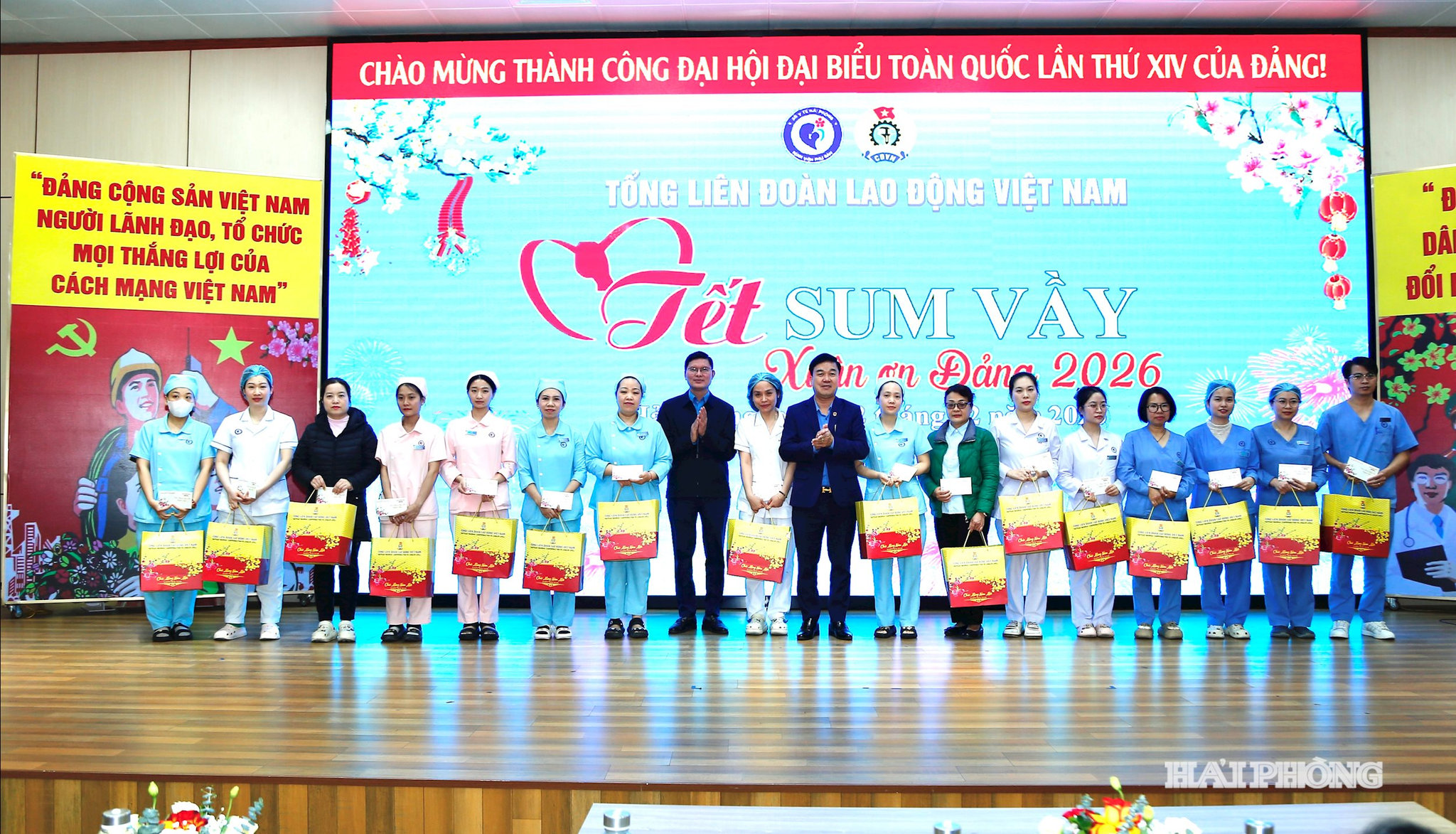 Lãnh đạo Tổng liên đoàn Lao động Việt Nam, Liên đoàn Lao động thành phố trao quà Tết tặng người lao động Bênh viện Phụ sản Hải Phòng.