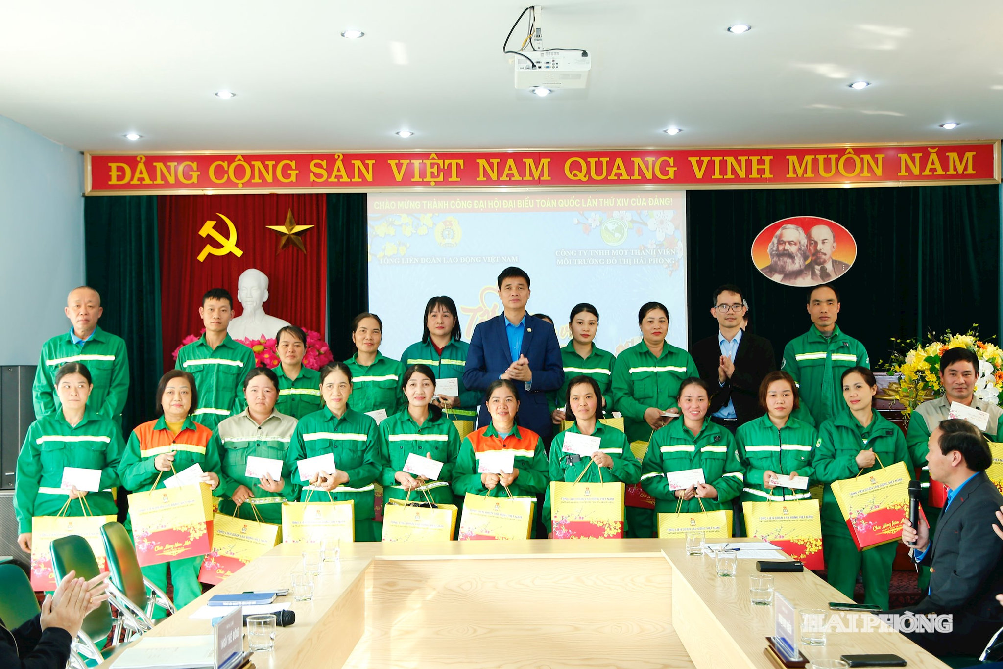 Đồng chí Ngọ Duy Hiểu, Phó chủ tịch Tổng liên đoàn Lao động Việt Nam và Liên đoàn lao động thành phố trao quà Tết tặng người lao động Công ty TNHH MTV Môi trường đô thị Hải Phòng.