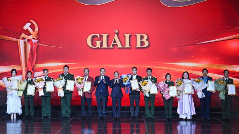 Đồng chí Trịnh Văn Quyết, Ủy viên Bộ Chính trị, Bí thư Trung ương Đảng, Trưởng Ban Tuyên giáo và Dân vận Trung ương và đồng chí Phạm Gia Túc, Ủy viên Bộ Chính trị, Bí thư Trung ương Đảng, Chánh Văn phòng Trung ương Đảng trao giải B tặng các tác giả, nhóm tác giả. (Ảnh: DUY LINH) z7494678236530-020e683be047241e44e2f2498c5e82c2-48.jpg