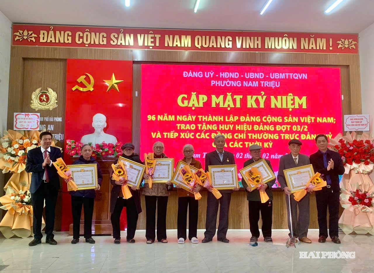 Đồng chí Nguyễn Quang Phúc, UVBTV Thành ủy, Trưởng Ban Tuyên giáo và Dân vận Thành ủy và lãnh đạo phường Nam Triệu trao Huy hiệu Đảng tặng các đảng viên