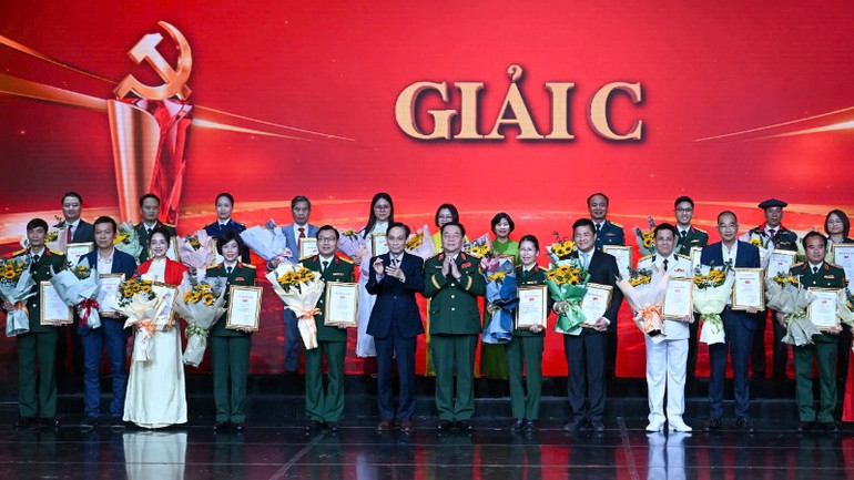 Đại tướng Nguyễn Trọng Nghĩa, Ủy viên Bộ Chính trị, Bí thư Trung ương Đảng, Chủ nhiệm Tổng cục Chính trị và đồng chí Lê Hoài Trung, Ủy viên Bộ Chính trị, Bộ trưởng Ngoại giao, trao giải C tặng các tác giả, nhóm tác giả. (Ảnh: DUY LINH) z7494678217857-009fac6d3a90d4f66d6d4be80508f75d-3082.jpg