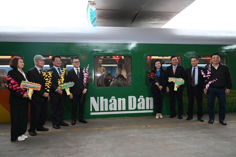 Đoàn tàu mang trên mình hình ảnh lá cờ đỏ sao vàng, biểu trưng của Báo Nhân Dân. (Ảnh: PV/Vietnam+)