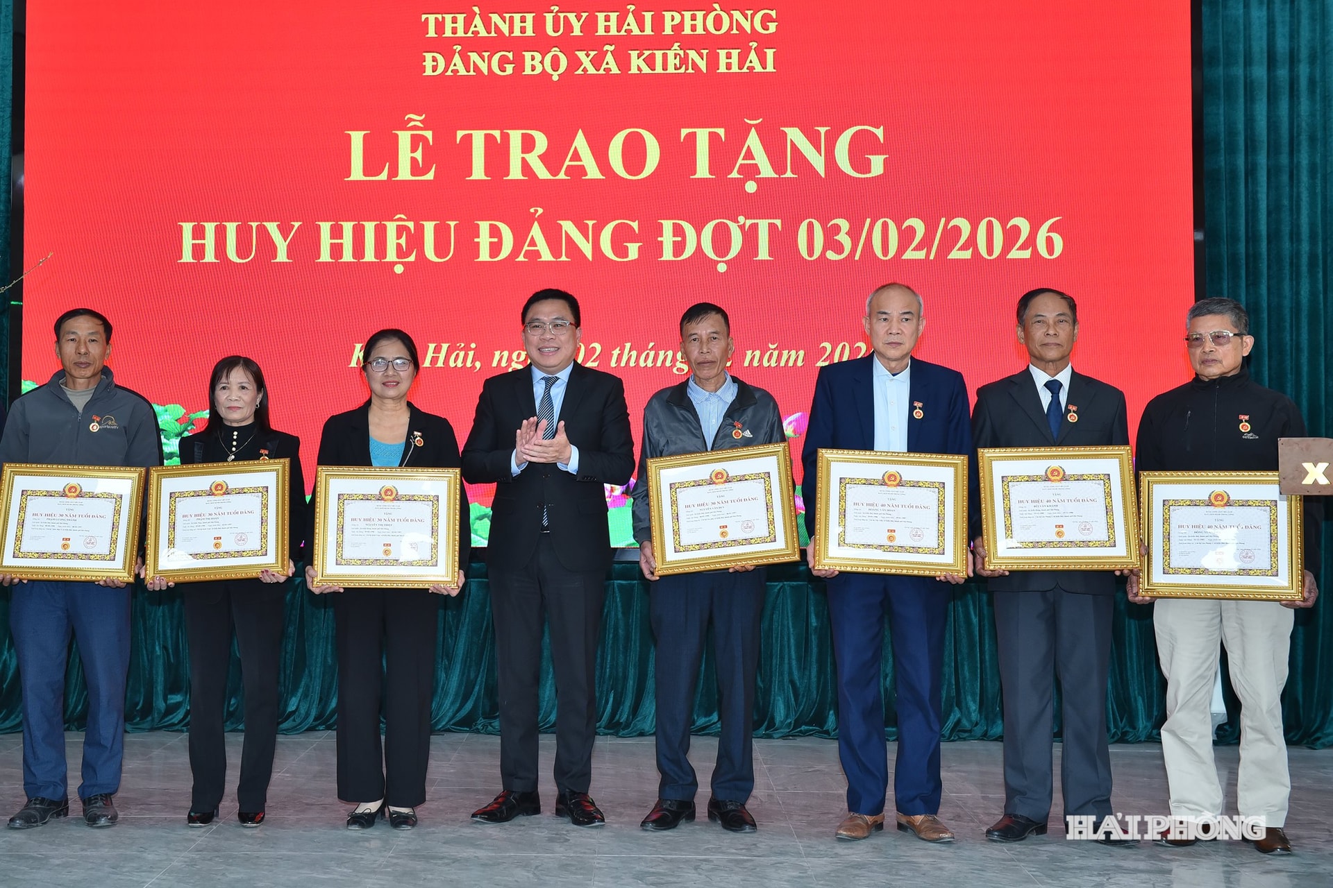 Lãnh đạo xã Kiến Hải trao Huy hiệu Đảng đợt 3/2 tặng các đảng viên trên địa bàn.